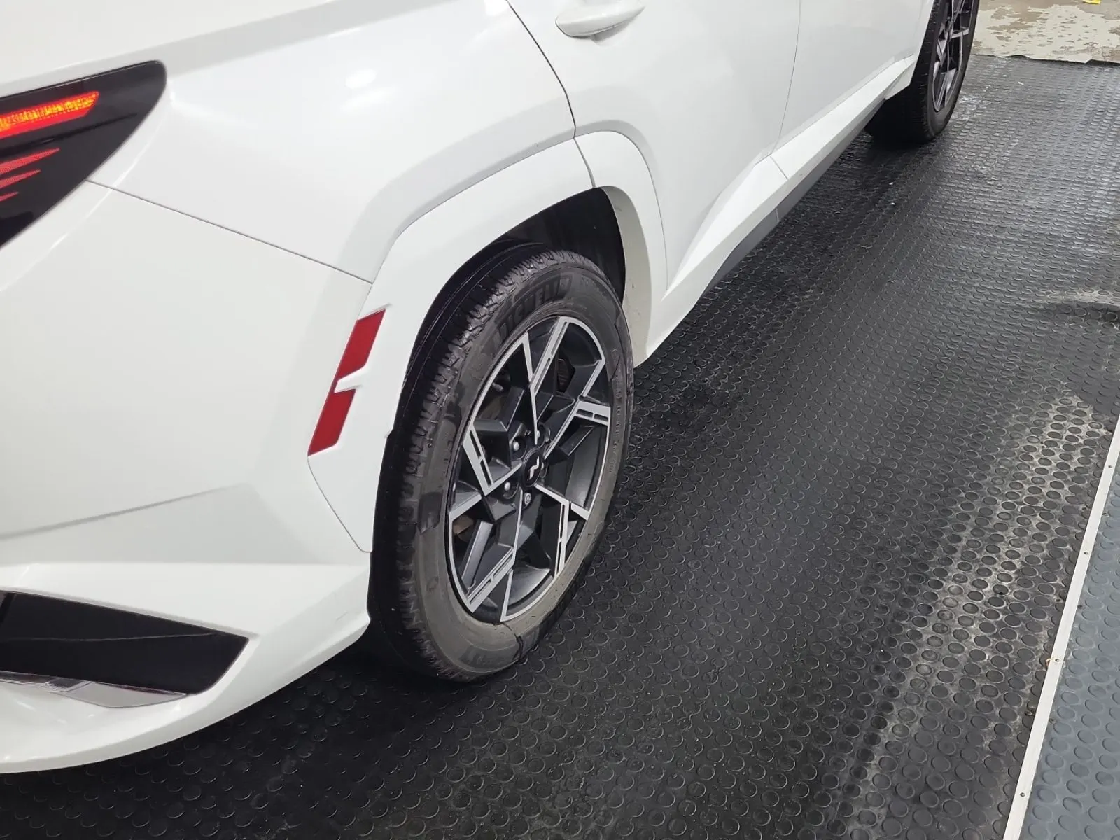 Right Rear Wheel/Tire Photo