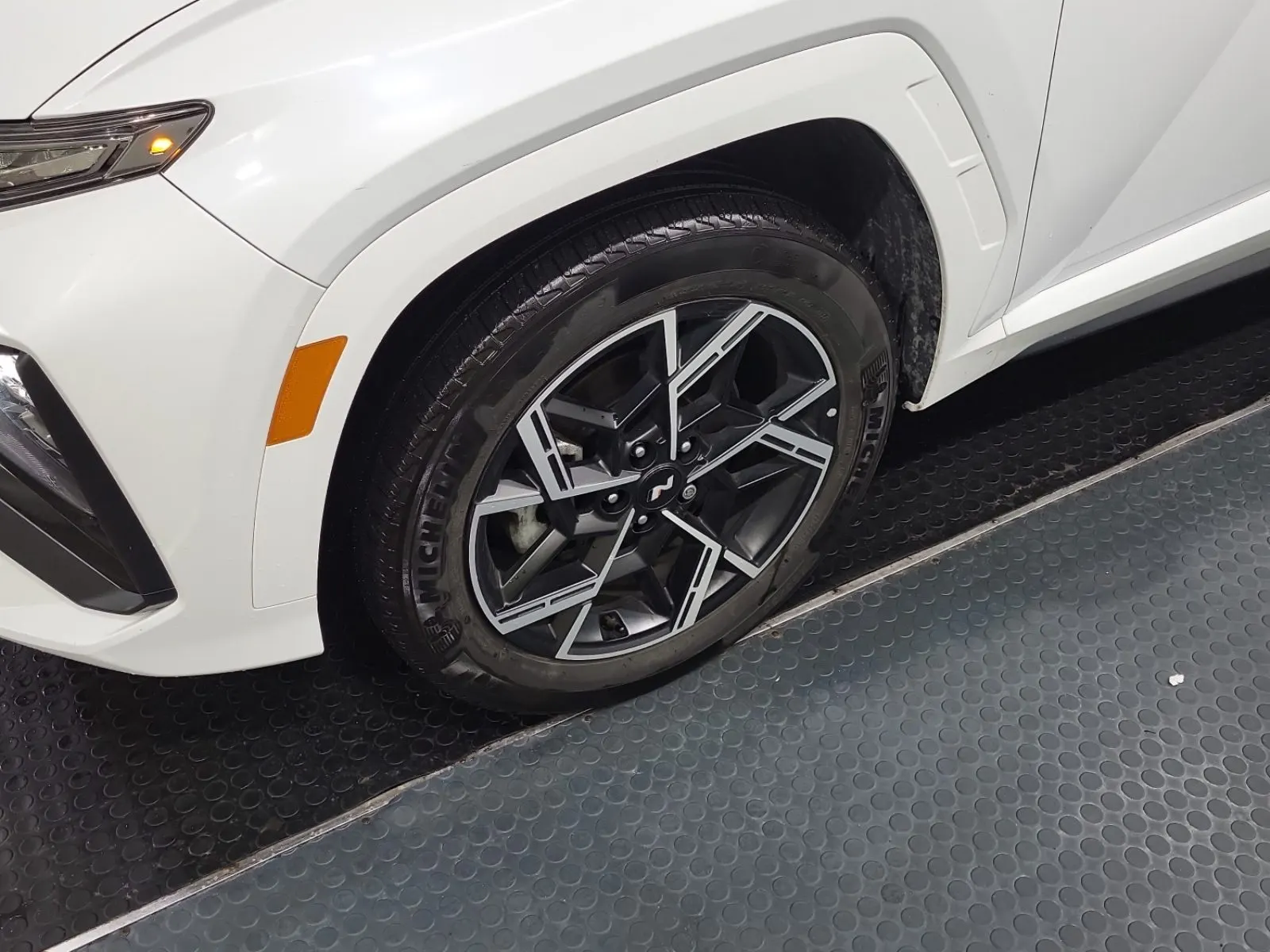 Front driver wheel/tire photo