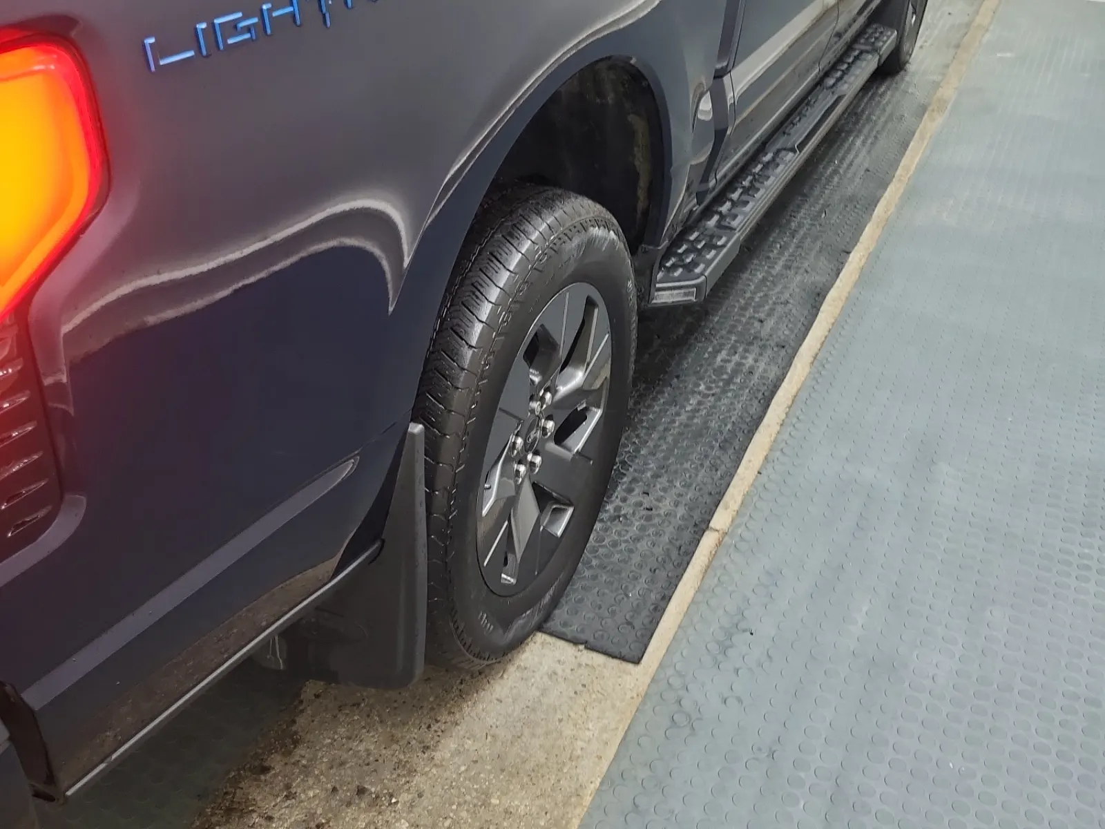 Right Rear Wheel/Tire Photo