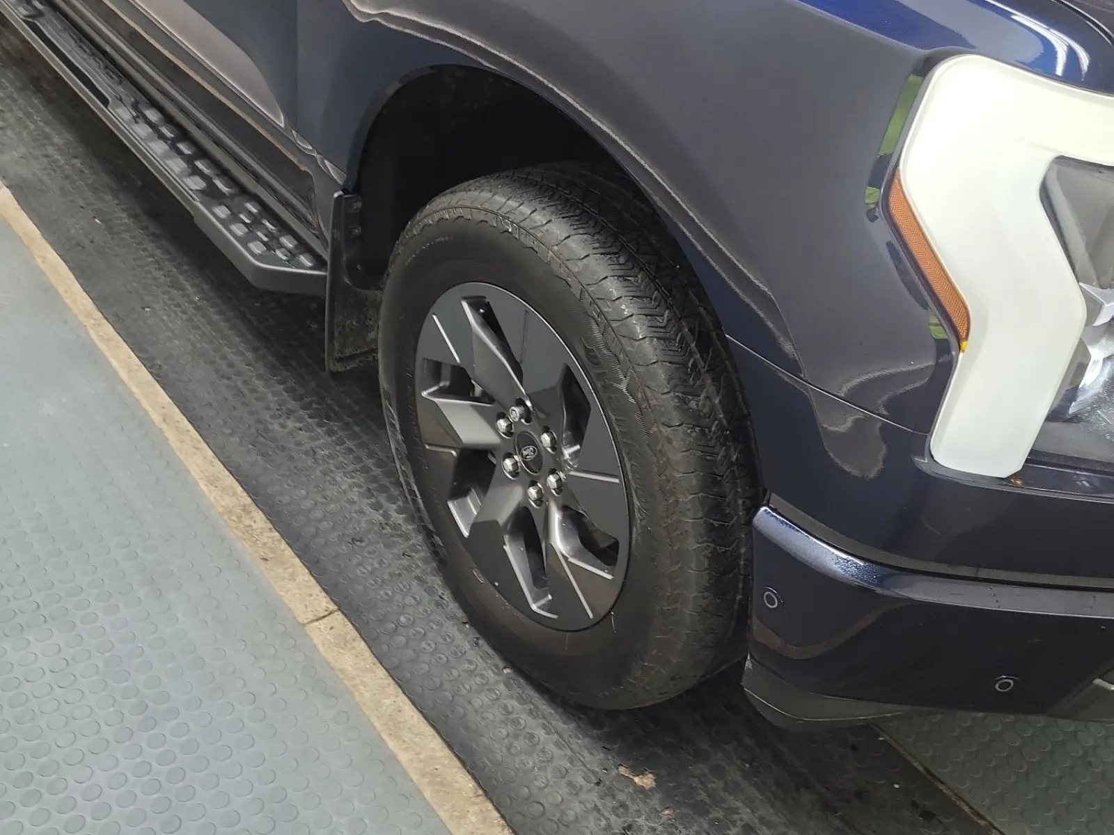 Right Front Wheel/Tire Photo