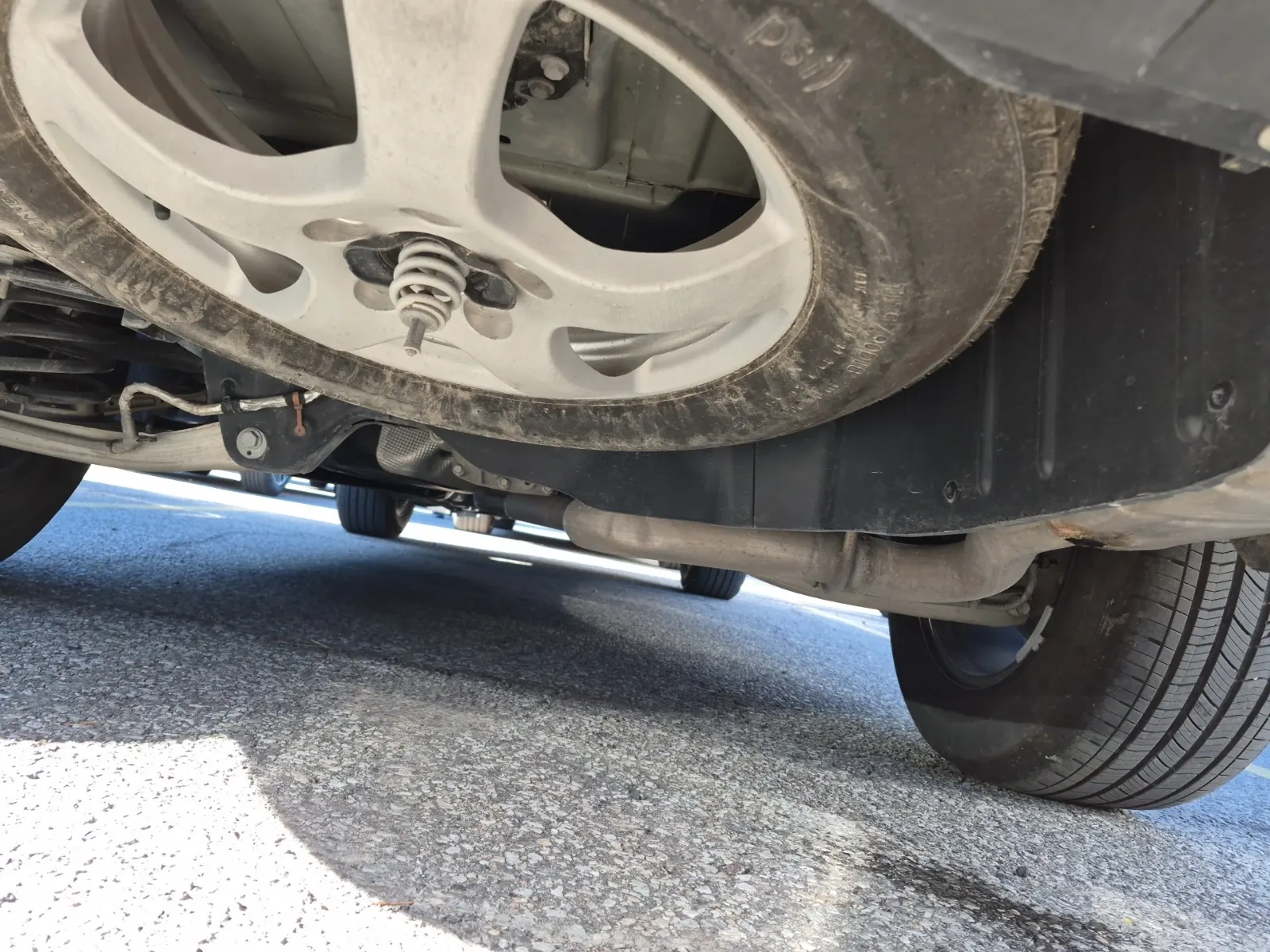 Undercarriage - Rear Photo