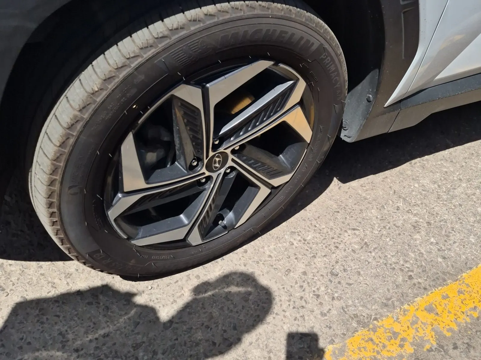 Front driver wheel/tire photo