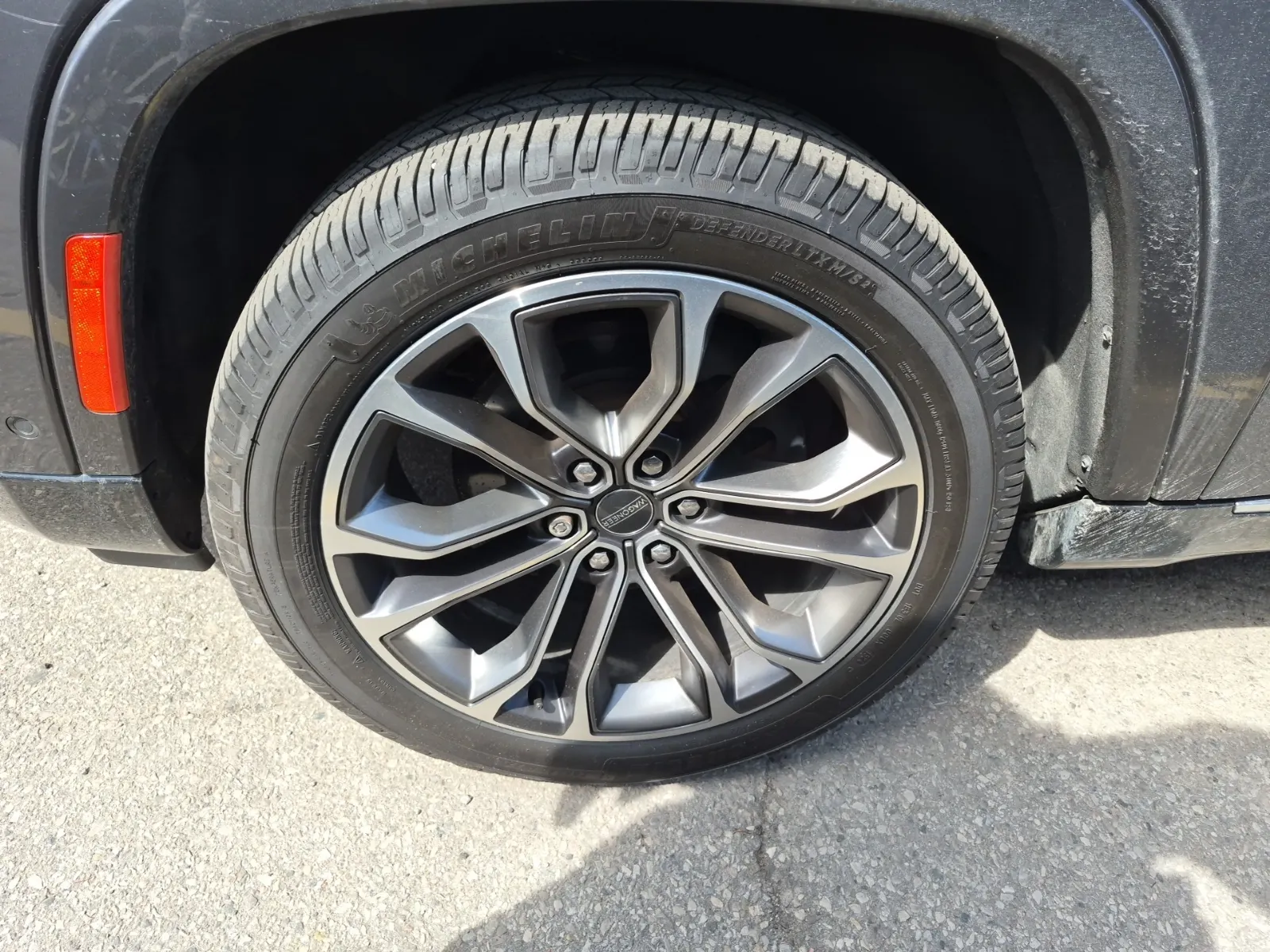 Front driver wheel/tire photo