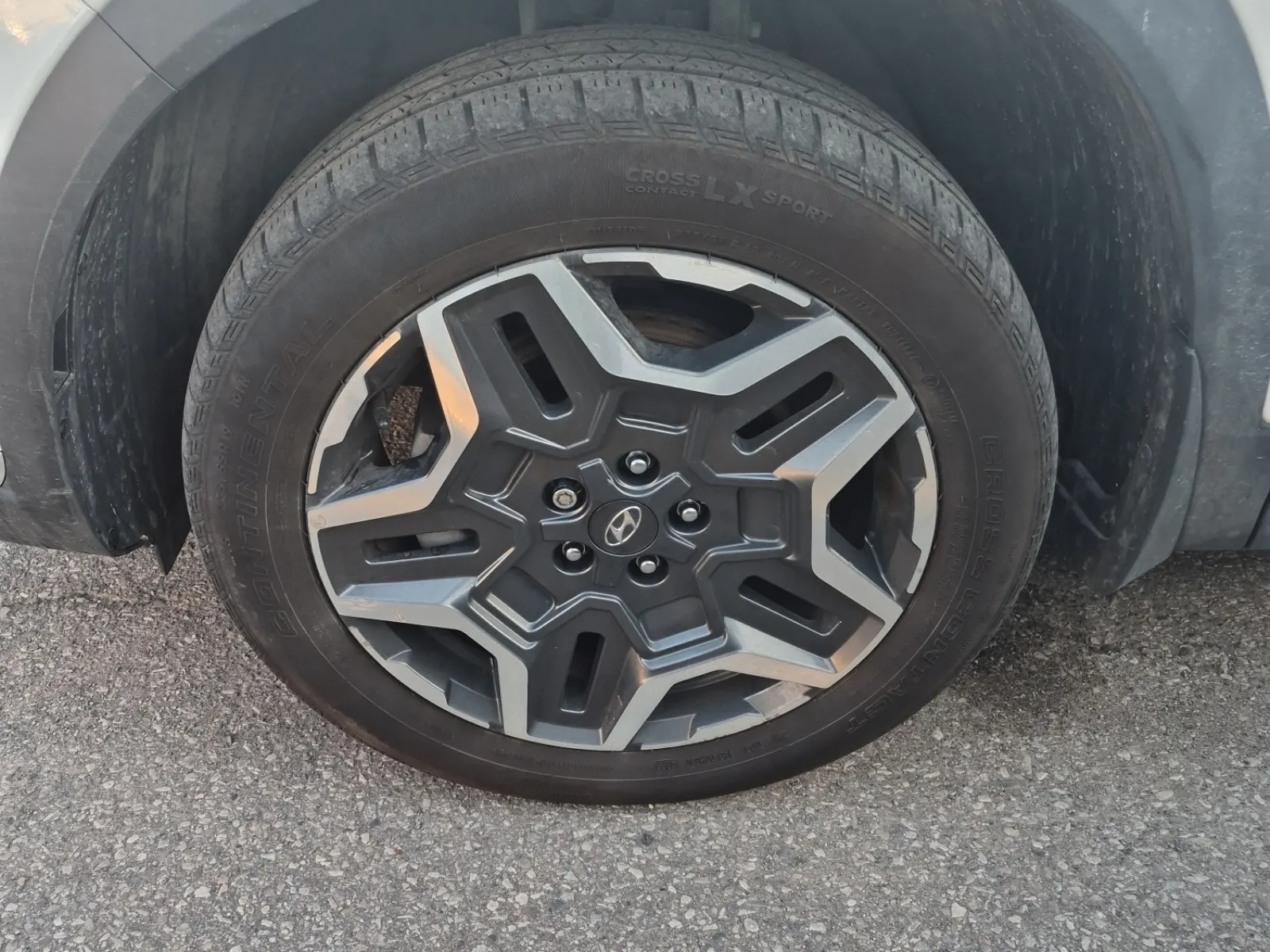 Front driver wheel/tire photo