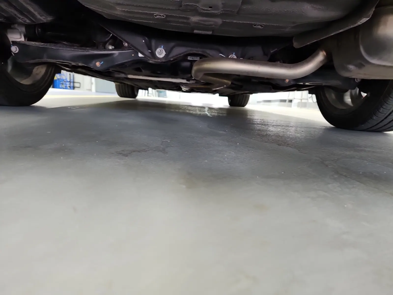 Undercarriage - Rear Photo