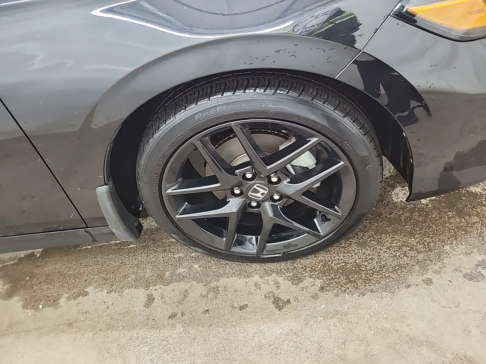 Right Front Wheel/Tire Photo