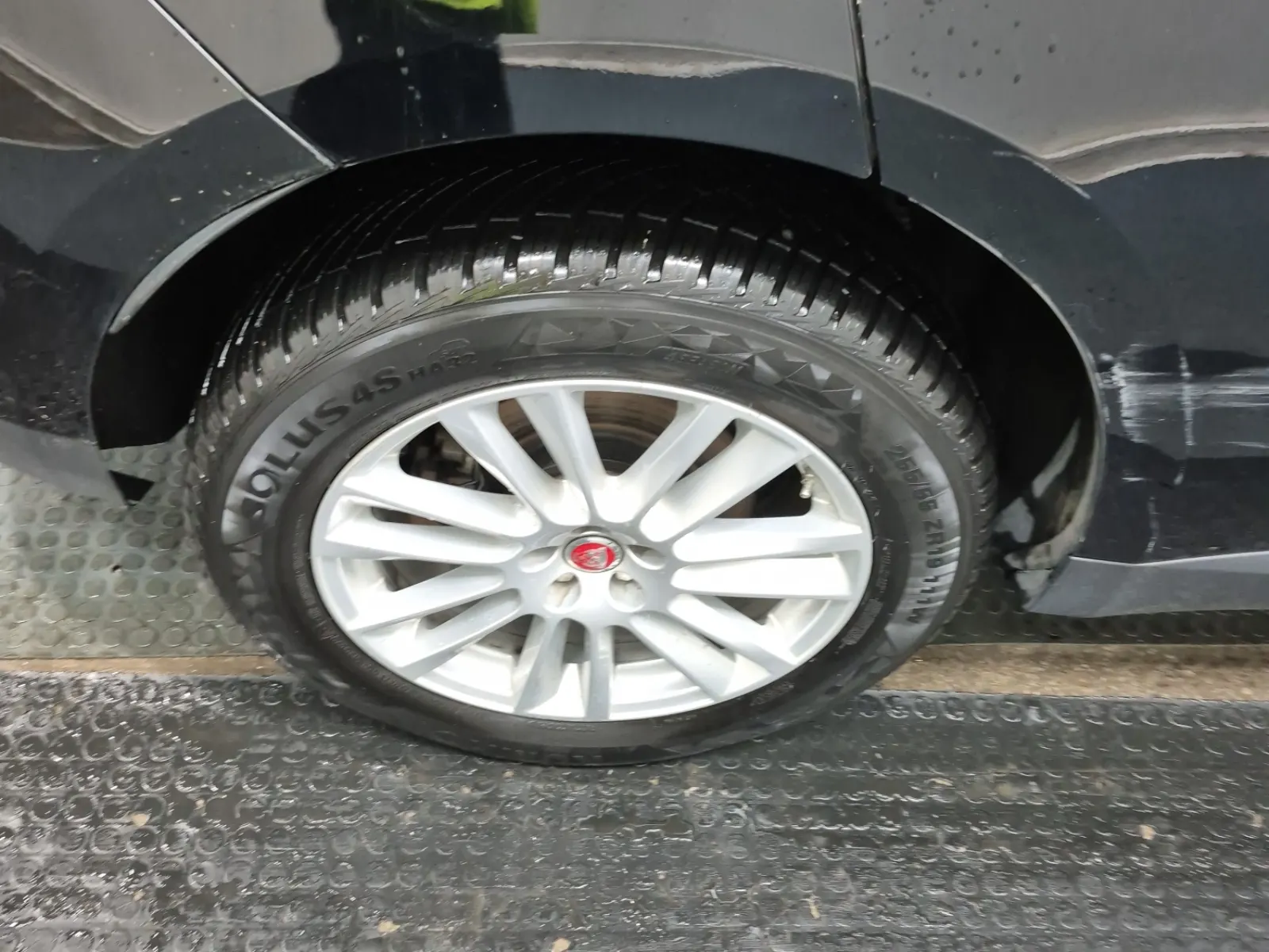 Right Rear Wheel/Tire Photo