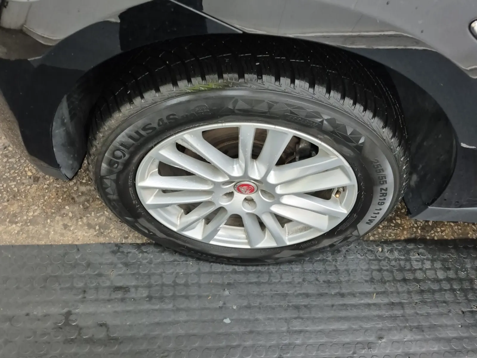 Front driver wheel/tire photo