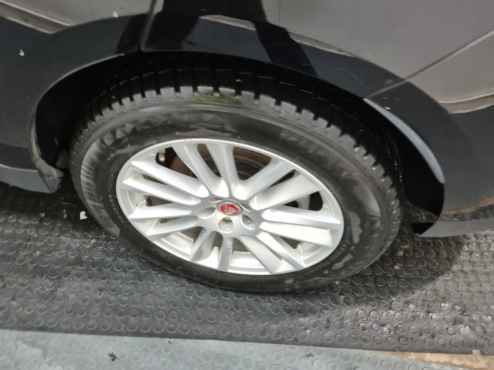 Left Rear Wheel/Tire Photo