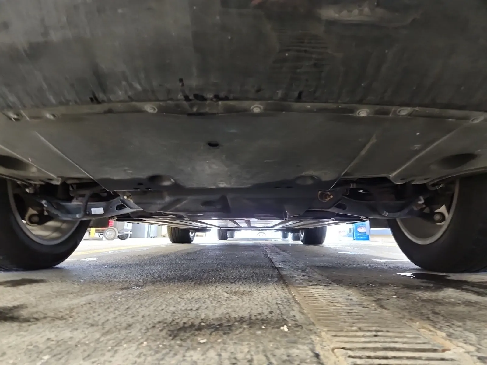 Undercarriage - Rear Photo