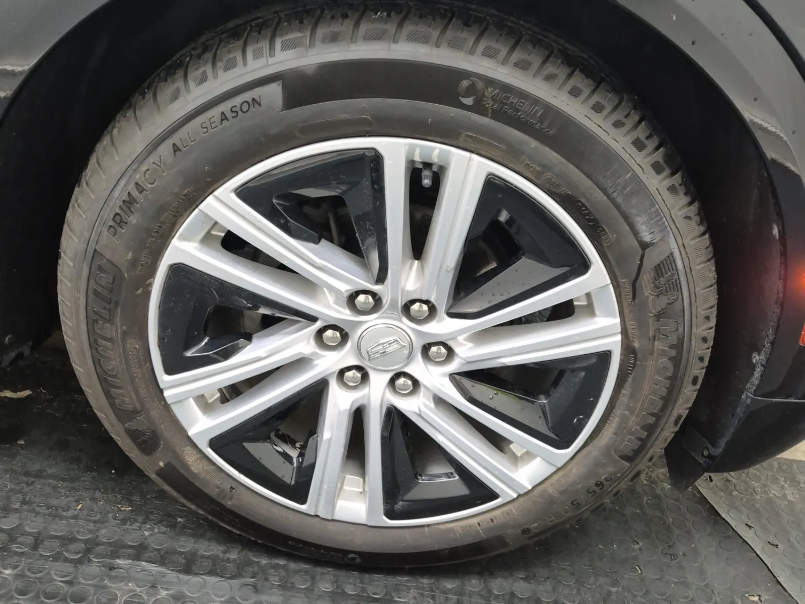 Right Front Wheel/Tire Photo