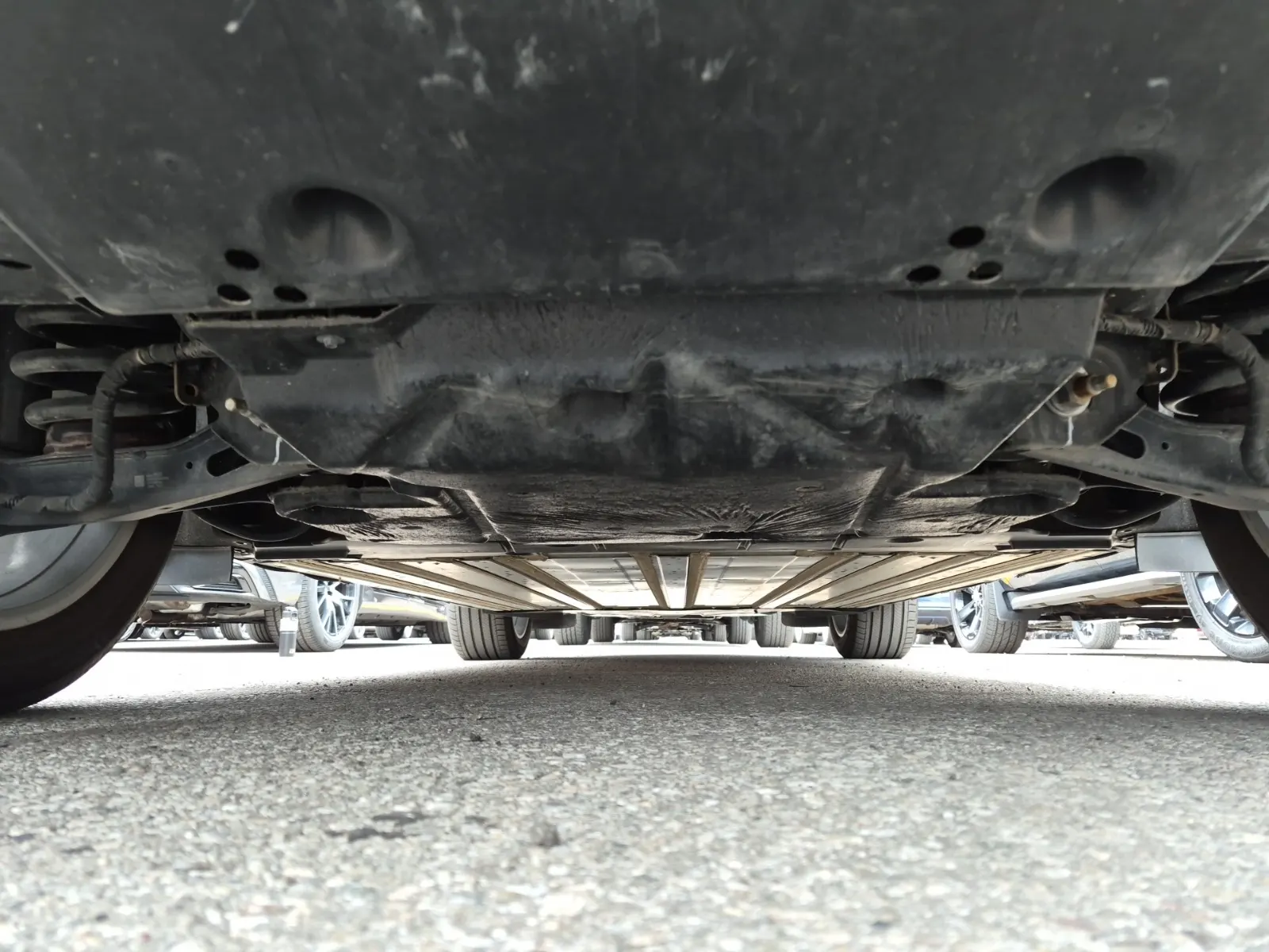 Undercarriage - Rear Photo