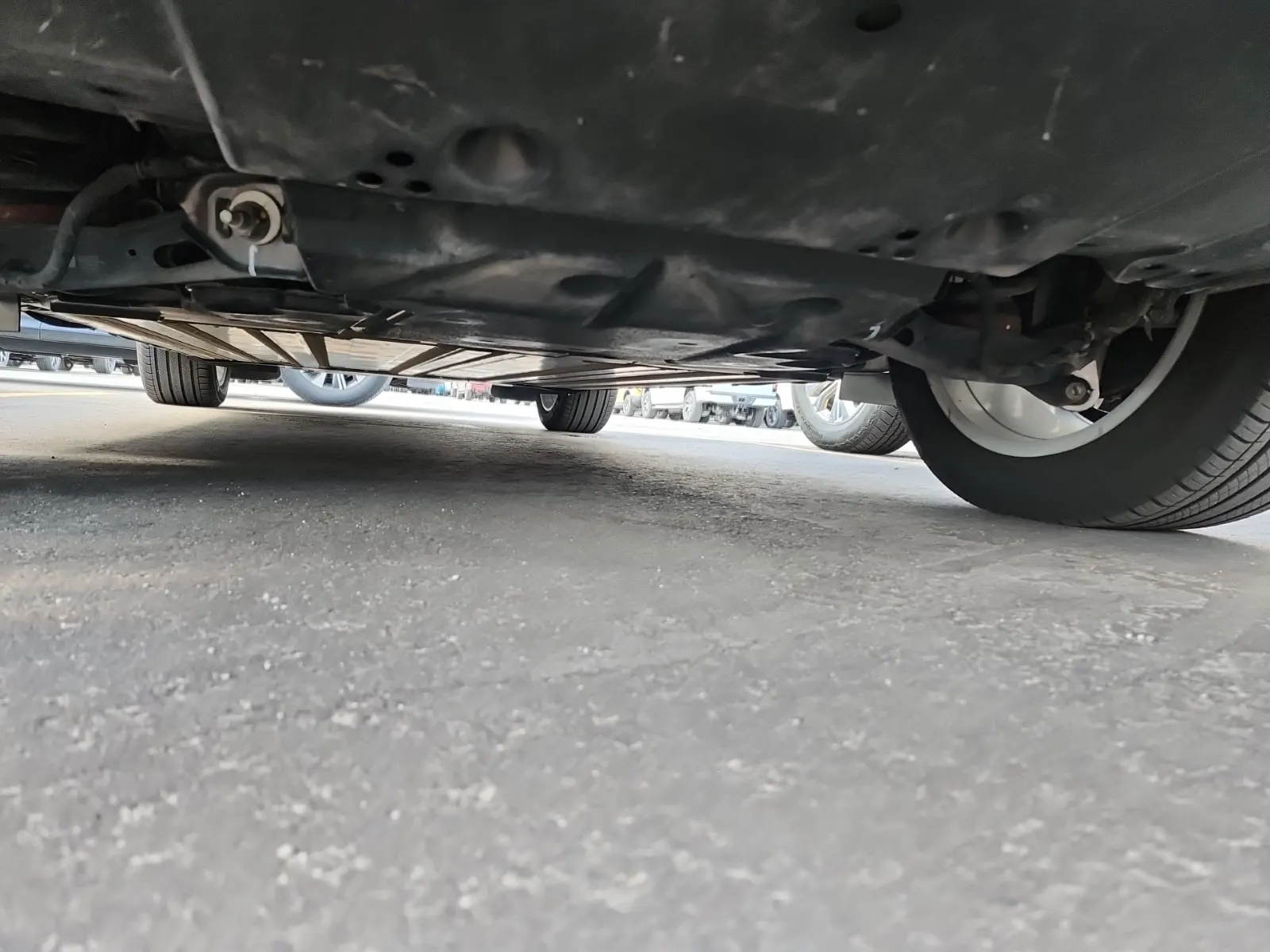 Undercarriage - Rear Photo