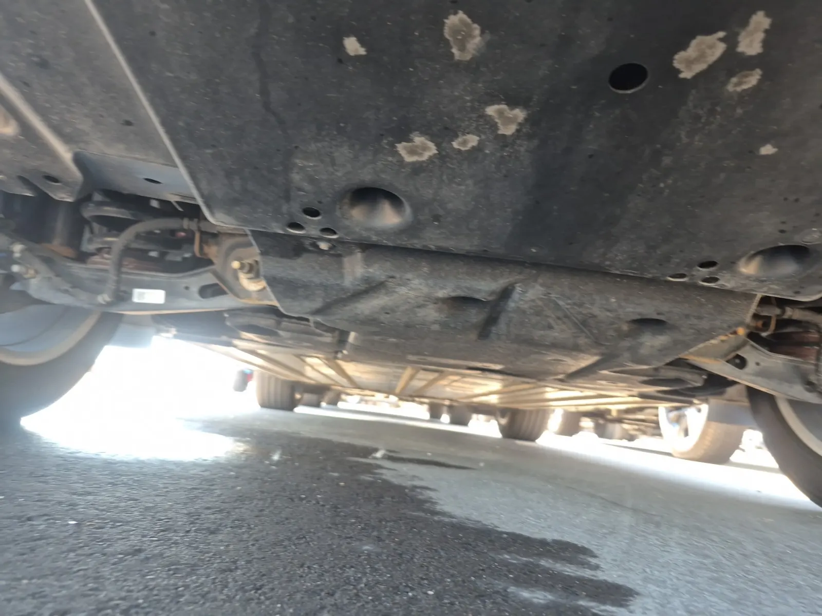 Undercarriage - Rear Photo