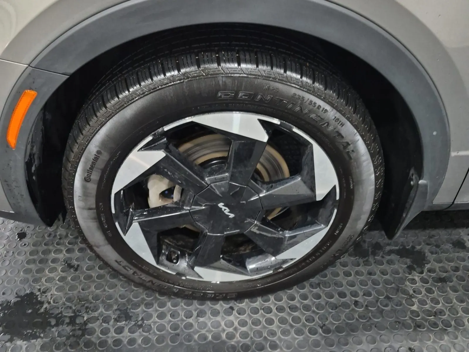 Front driver wheel/tire photo