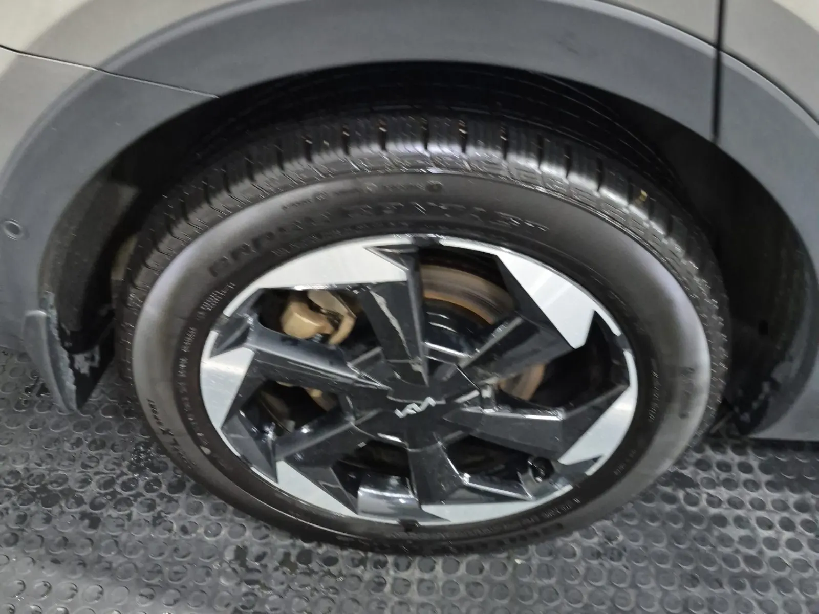 Right Rear Wheel/Tire Photo