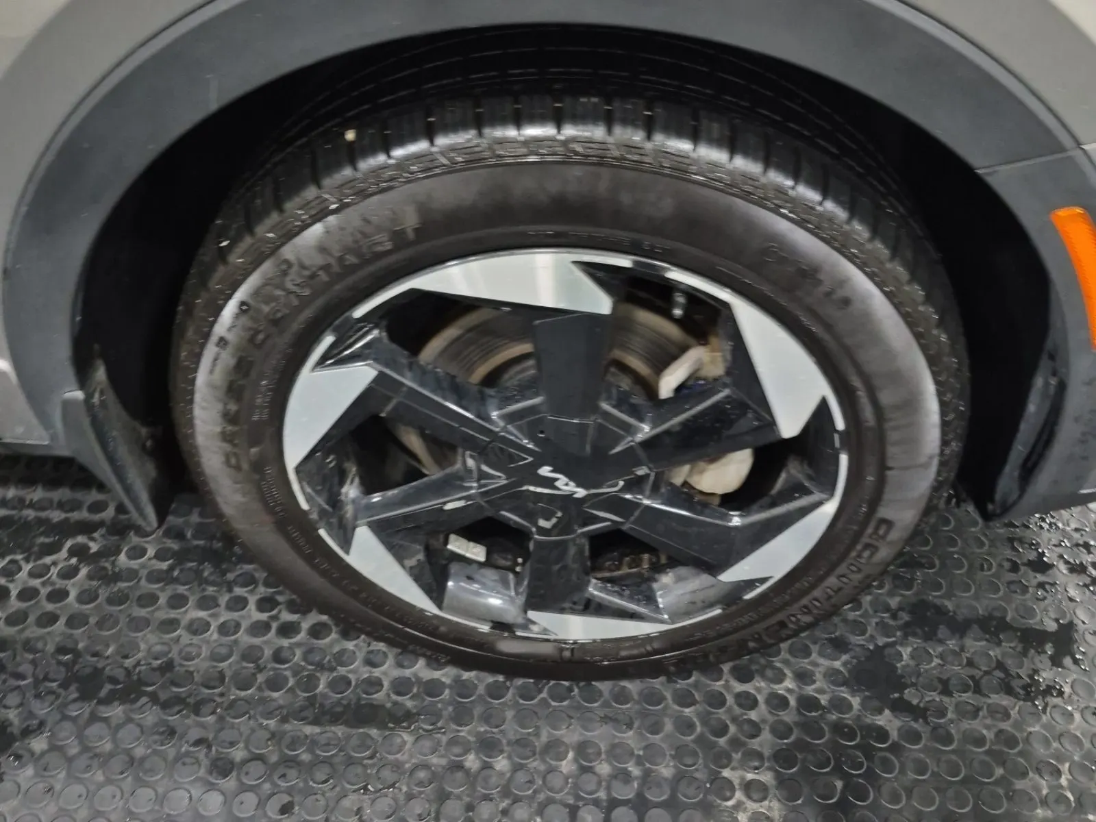 Right Front Wheel/Tire Photo