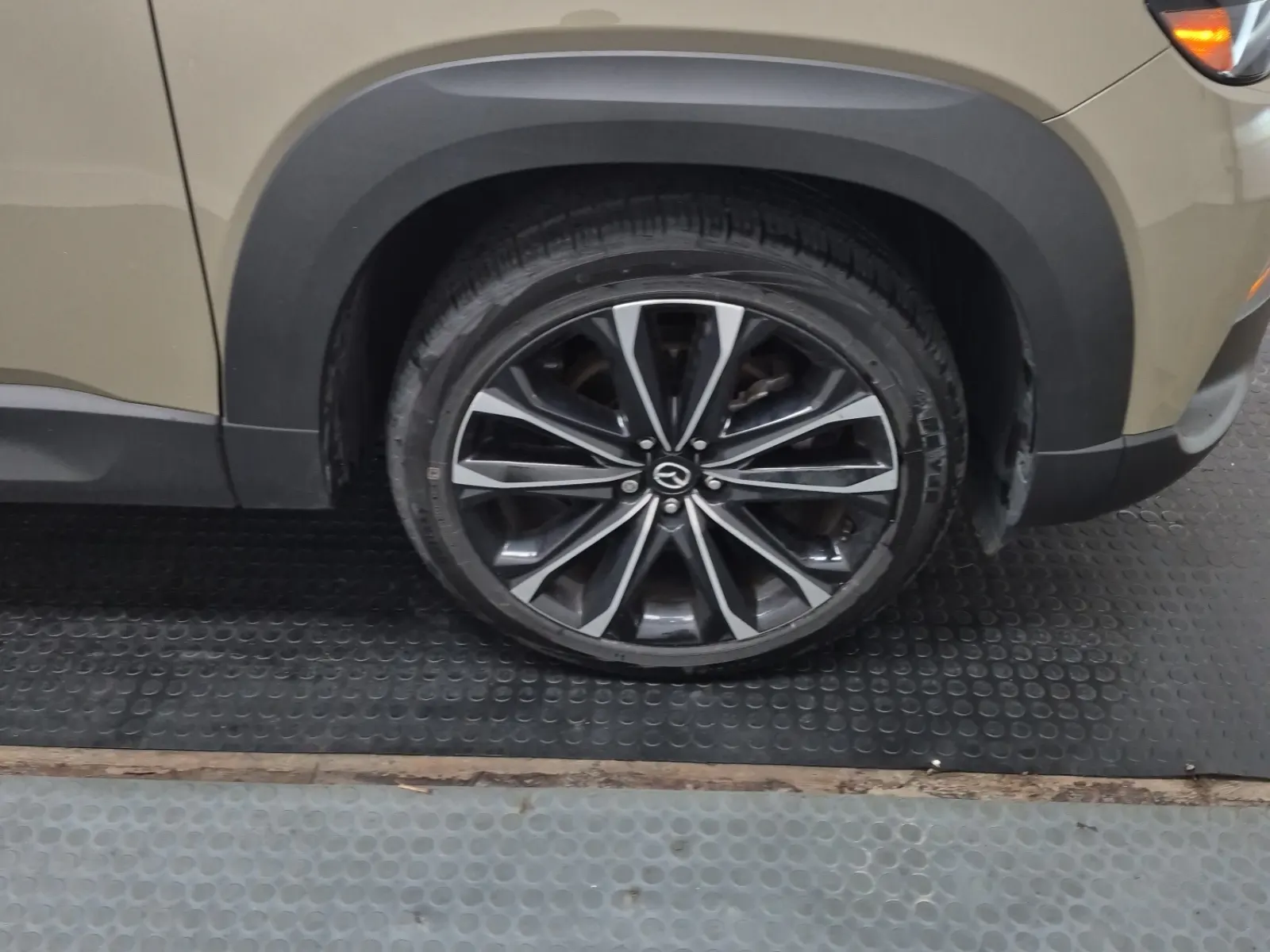 Right Front Wheel/Tire Photo