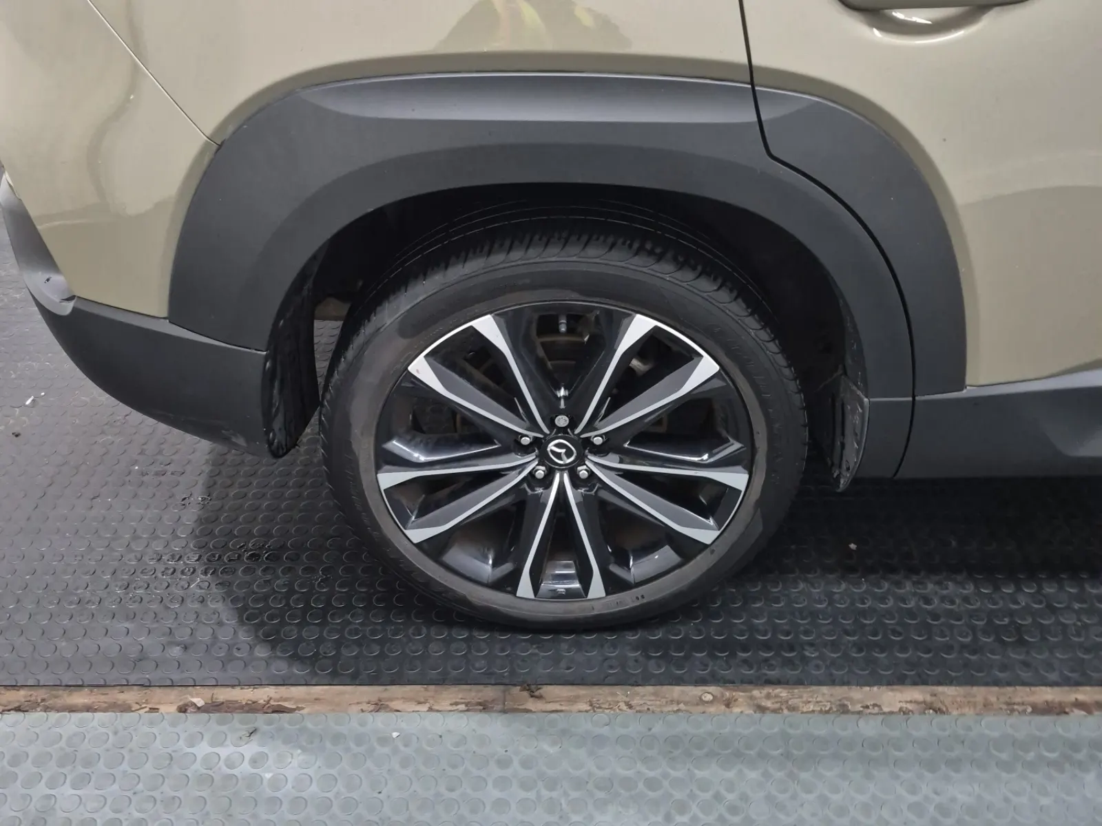 Right Rear Wheel/Tire Photo