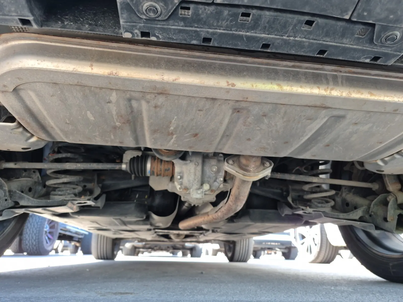 Undercarriage - Rear Photo