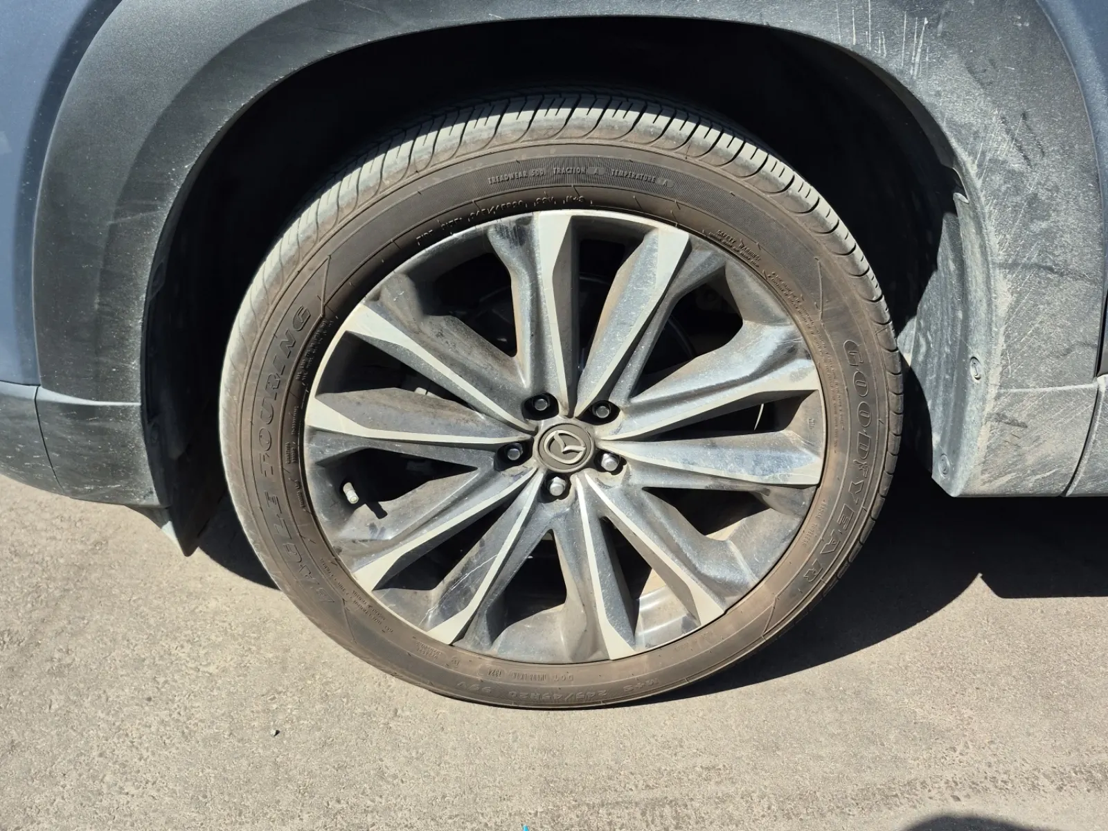 Front driver wheel/tire photo