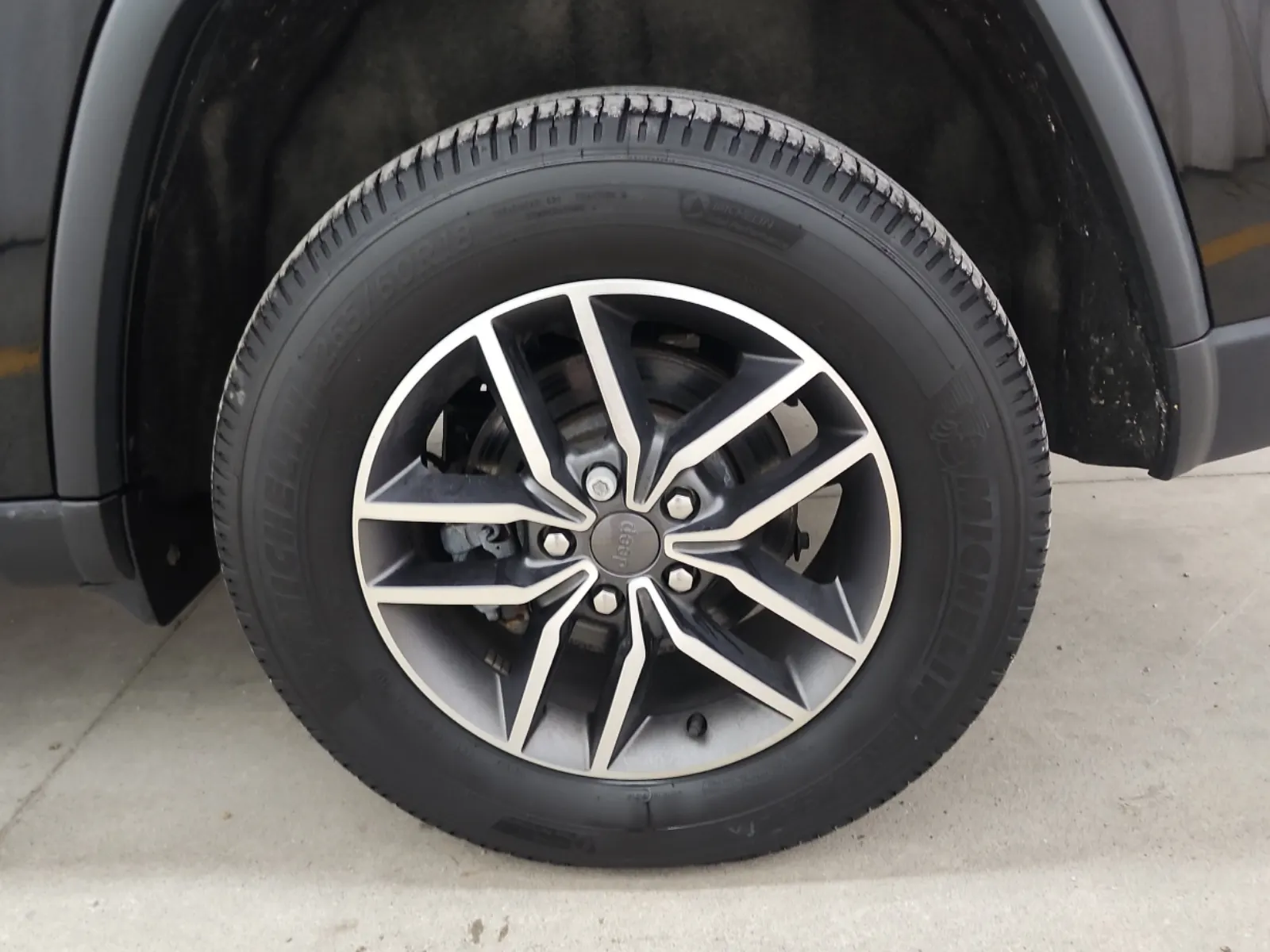 Left Rear Wheel/Tire Photo