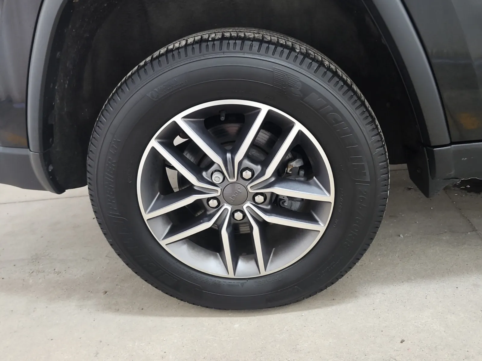 Right Rear Wheel/Tire Photo