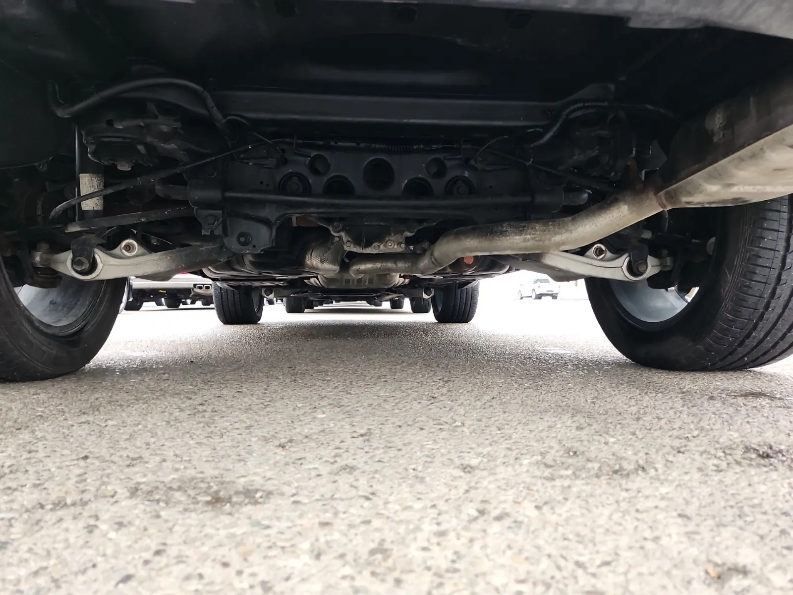 Undercarriage - Rear Photo