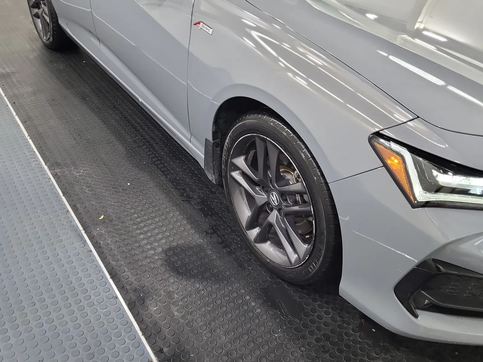Right Front Wheel/Tire Photo