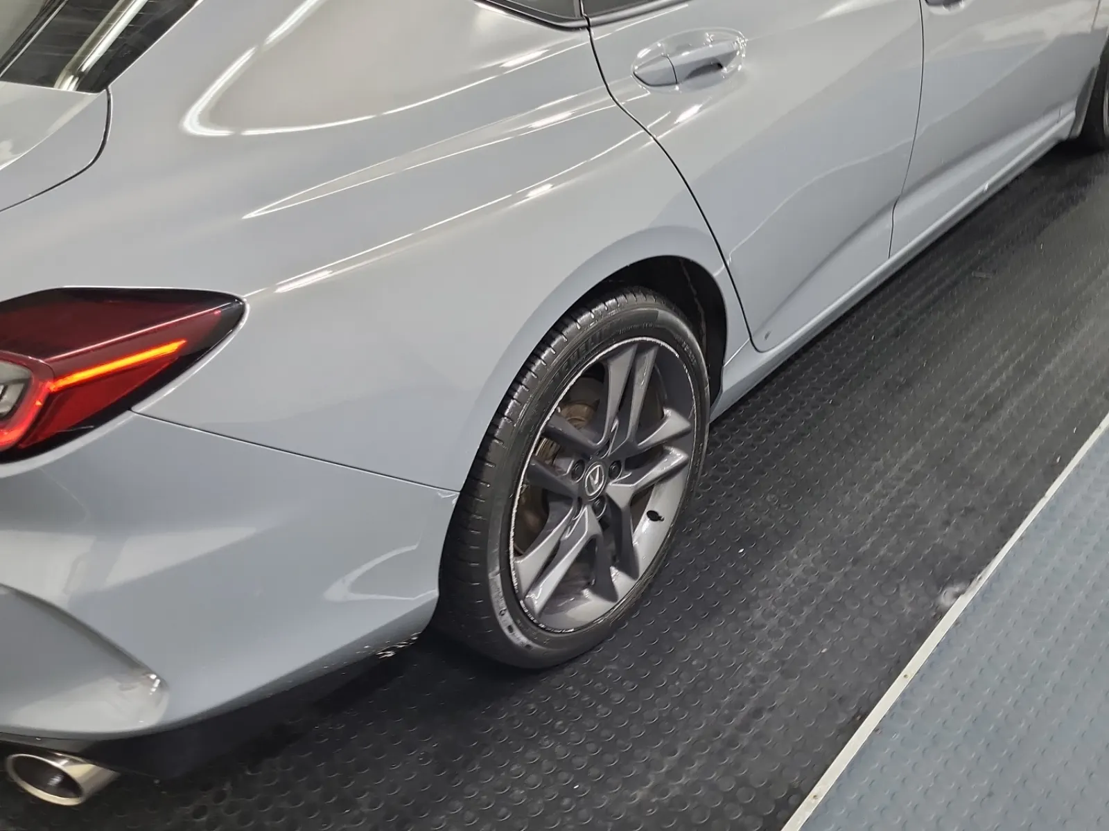 Right Rear Wheel/Tire Photo