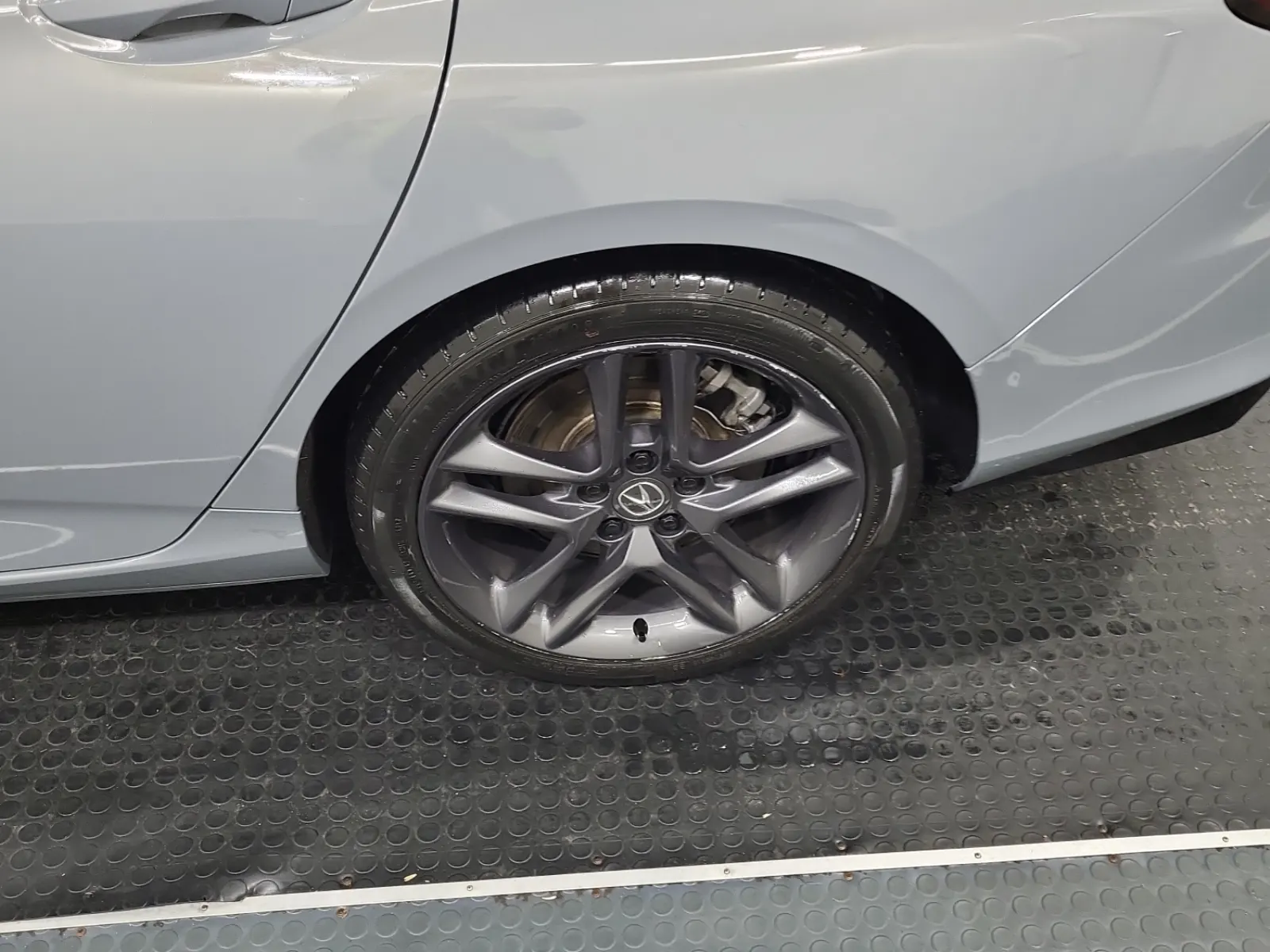 Left Rear Wheel/Tire Photo
