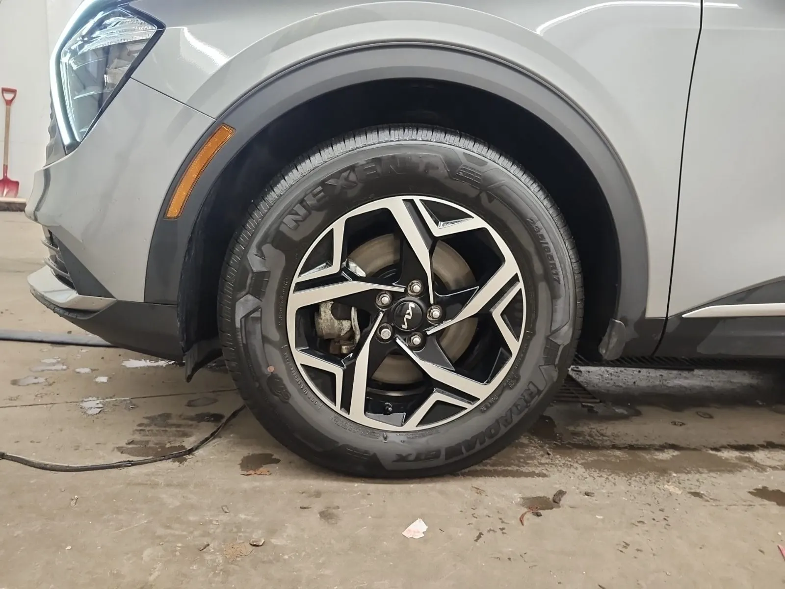 Front driver wheel/tire photo