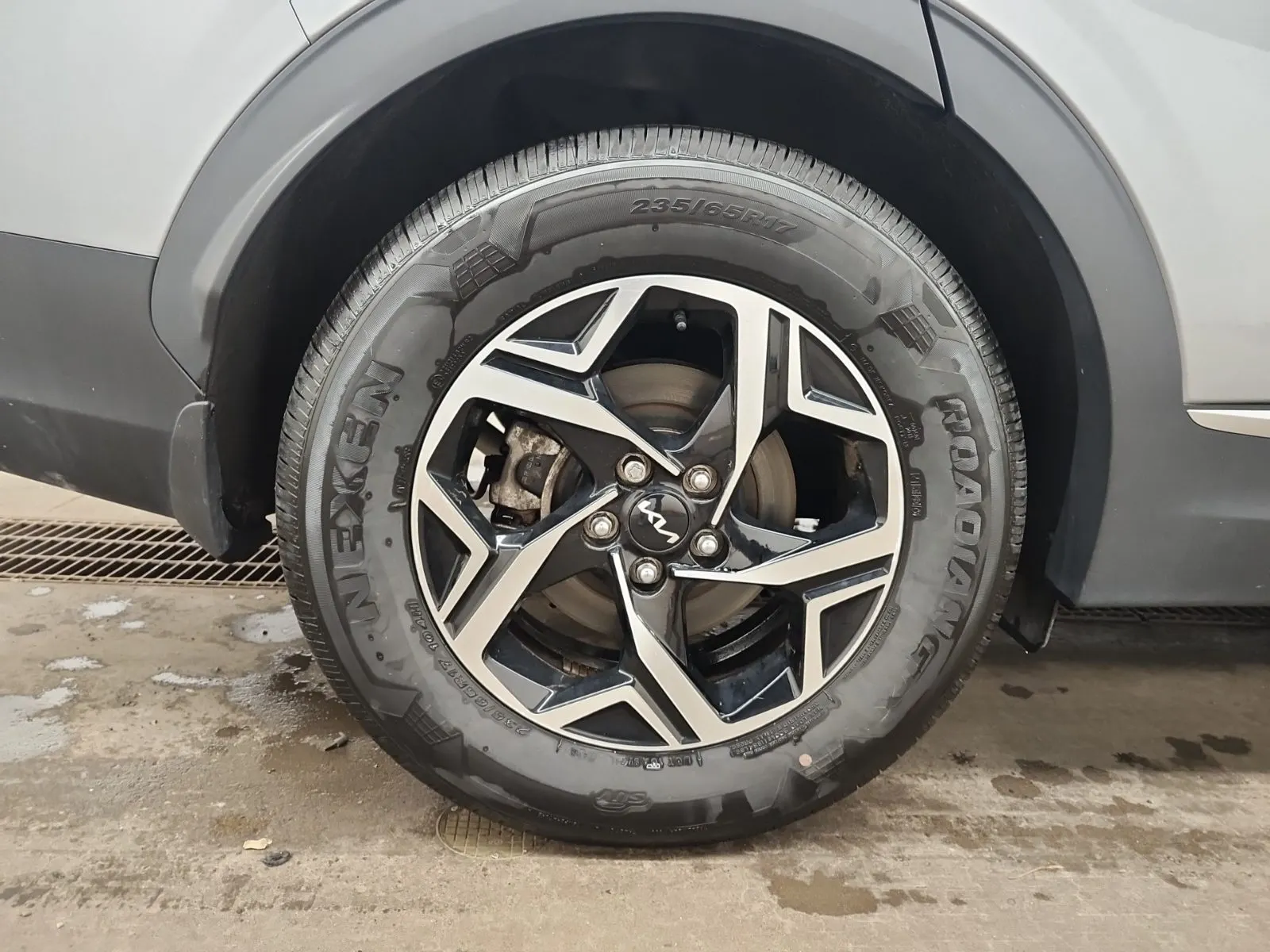Right Rear Wheel/Tire Photo