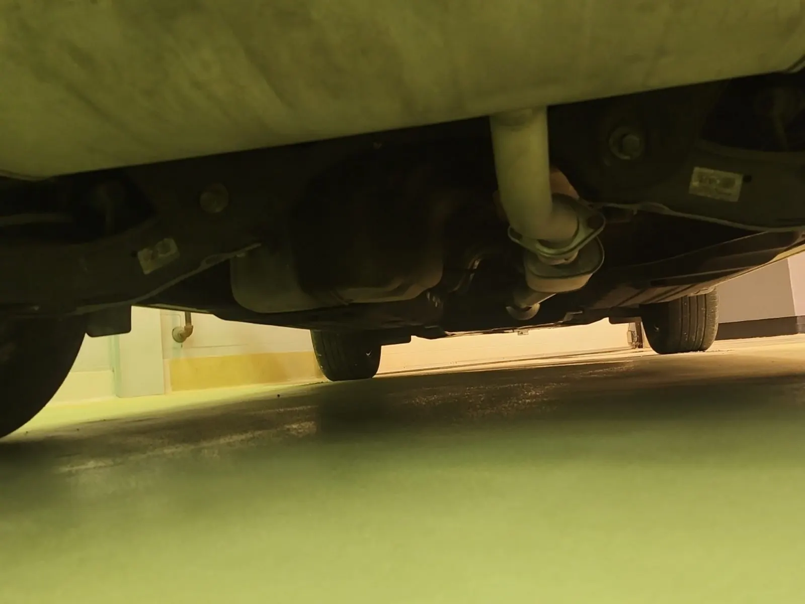 Undercarriage - Rear Photo