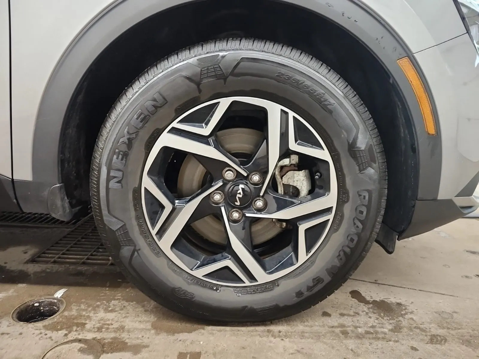 Right Front Wheel/Tire Photo