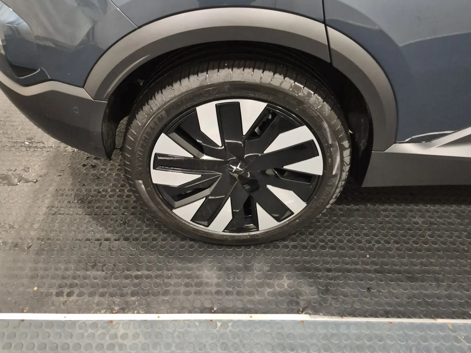 Right Rear Wheel/Tire Photo