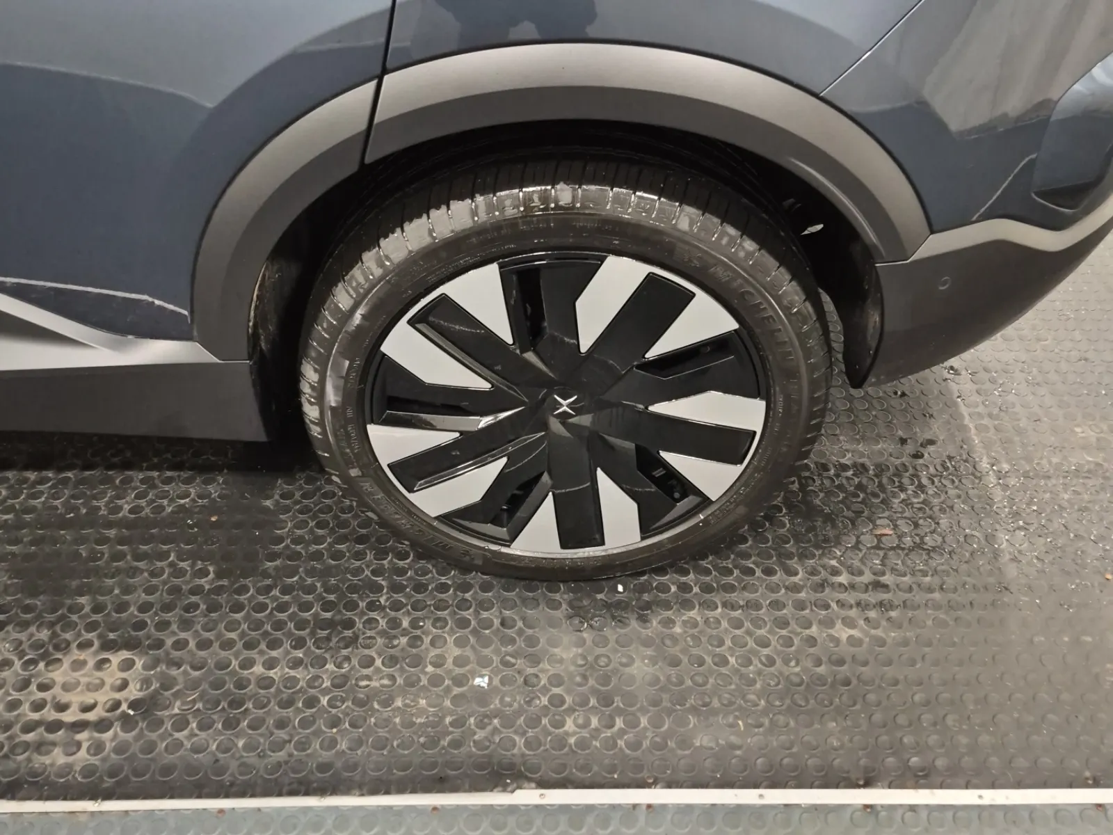 Left Rear Wheel/Tire Photo