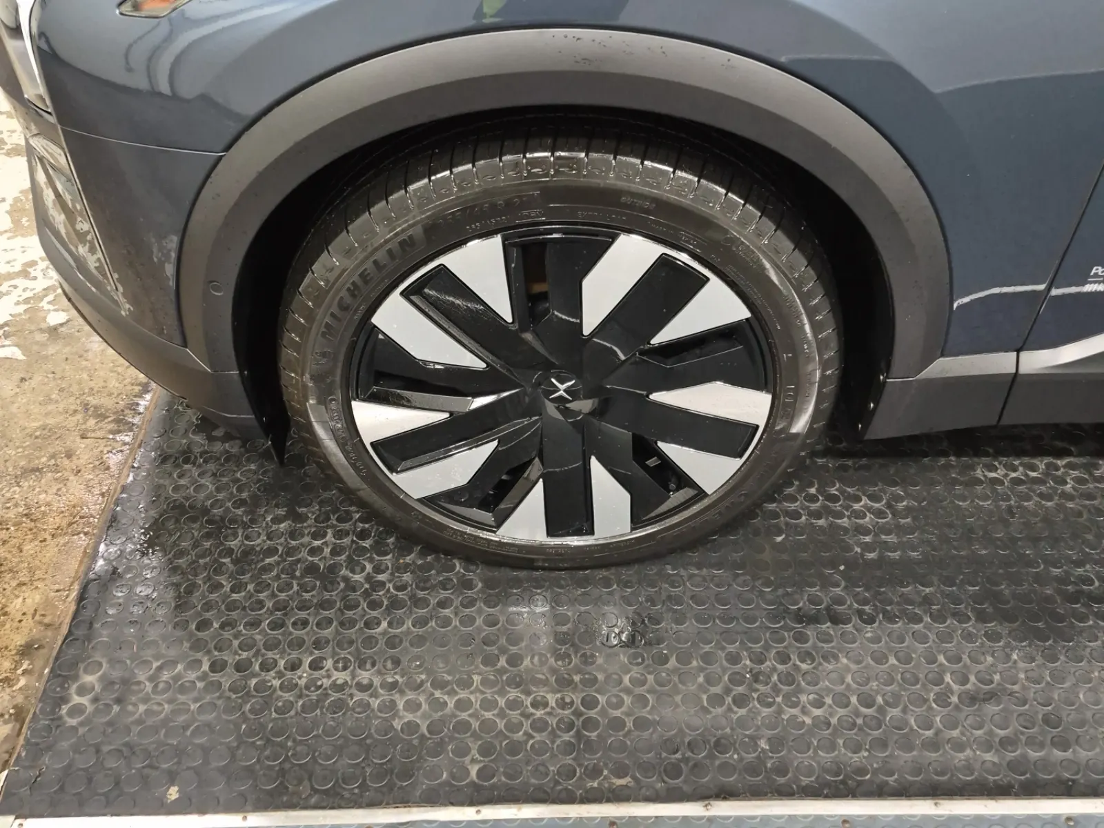 Front driver wheel/tire photo