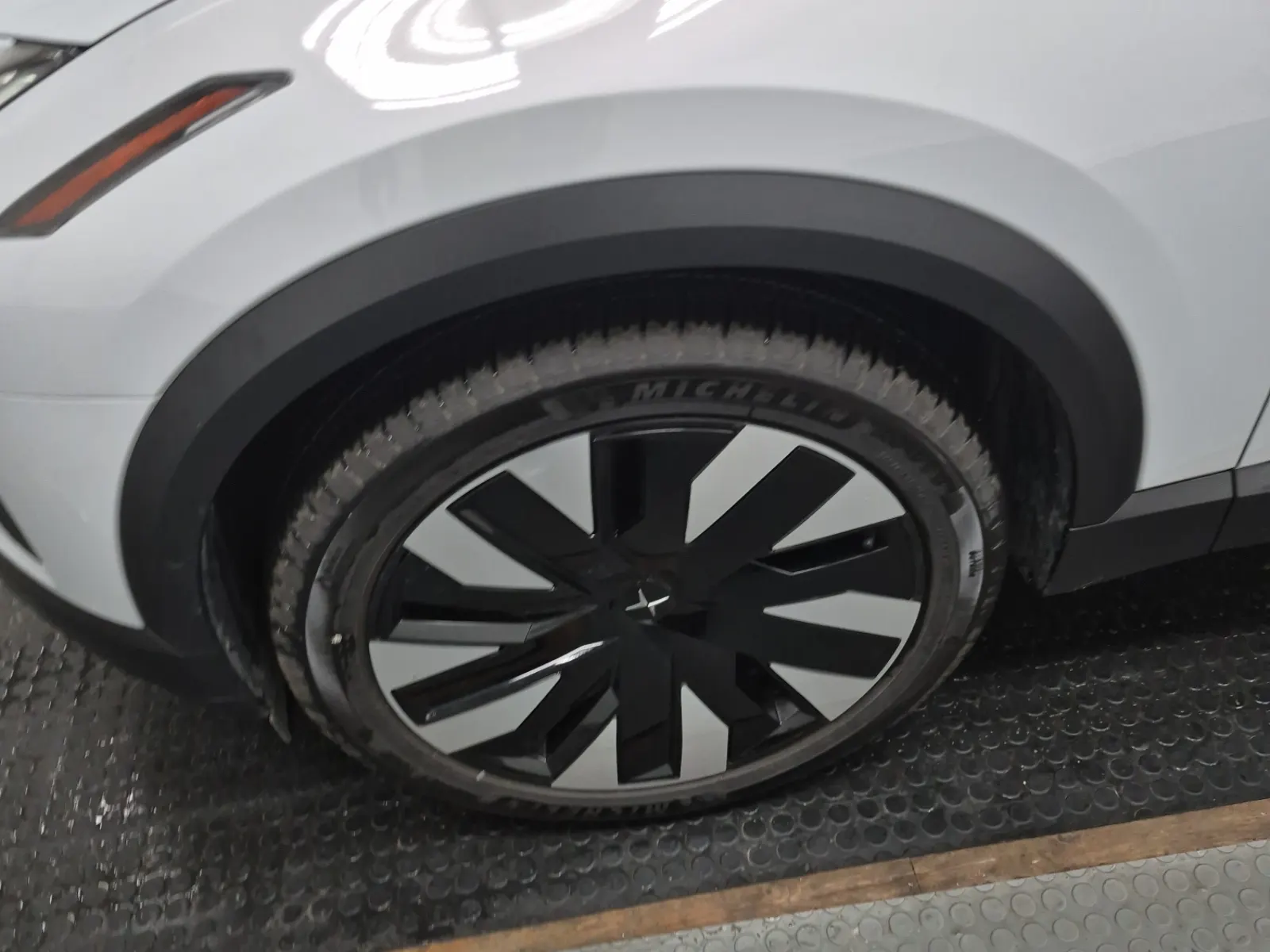 Front driver wheel/tire photo