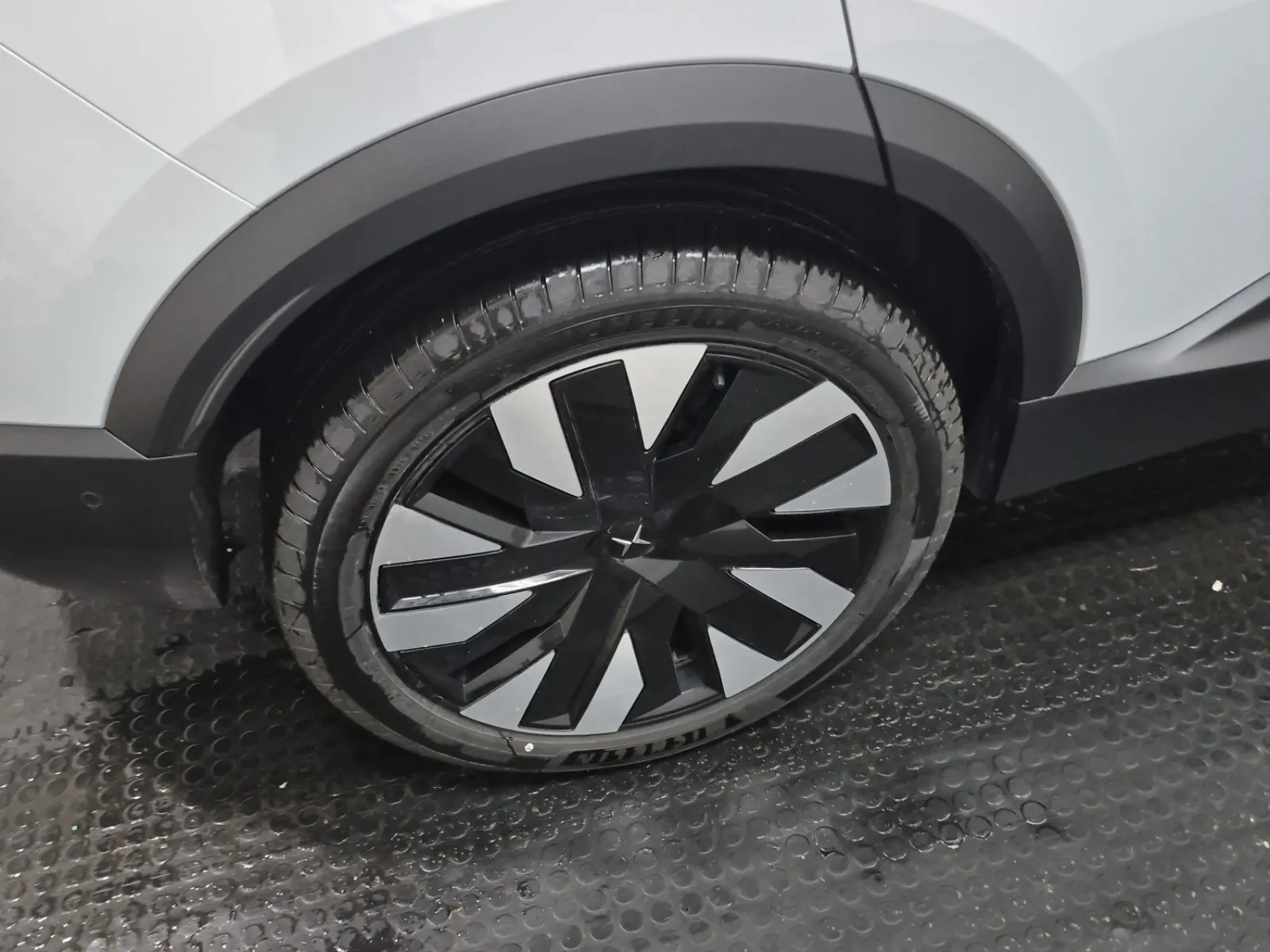 Right Rear Wheel/Tire Photo