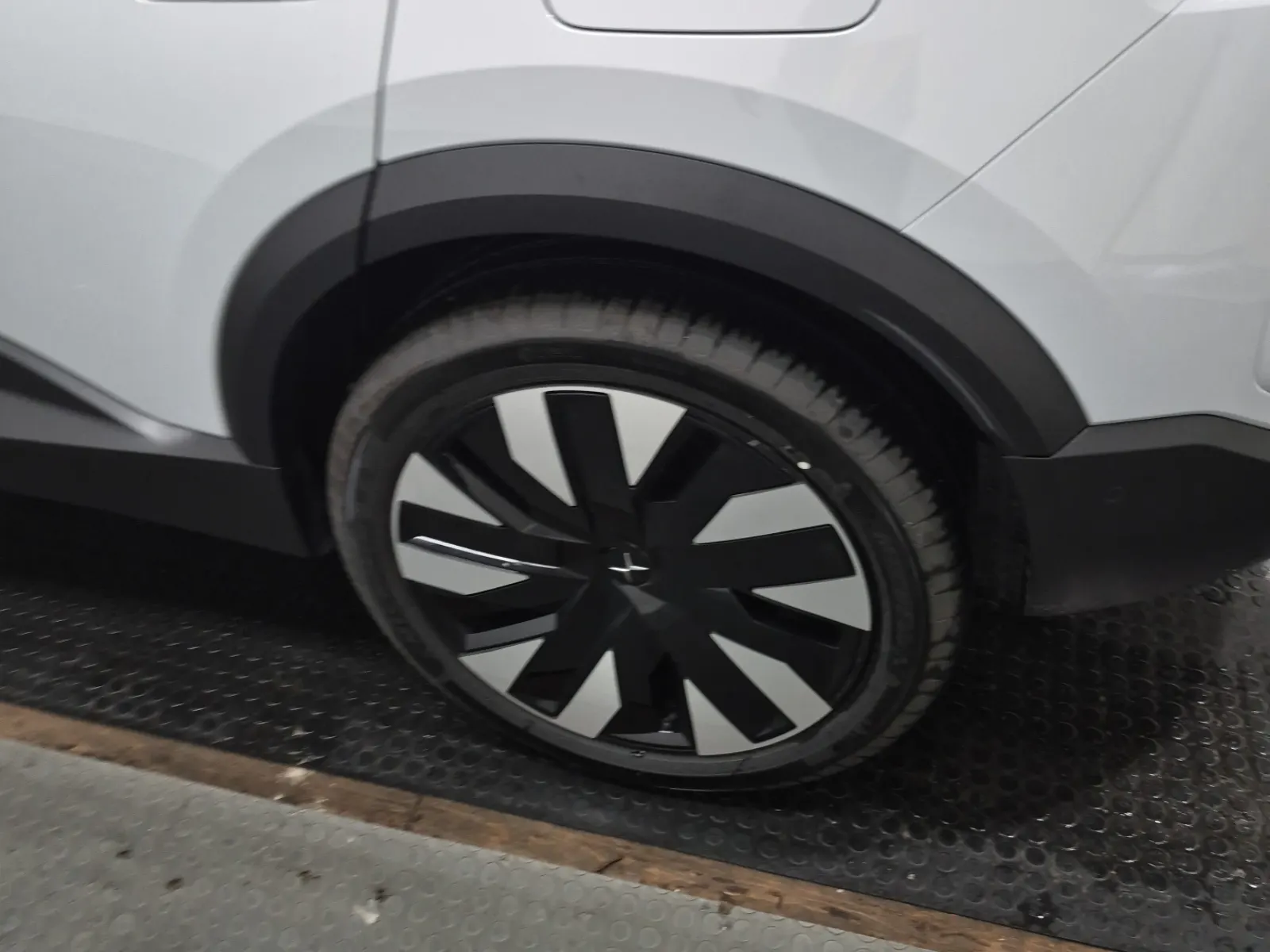 Left Rear Wheel/Tire Photo