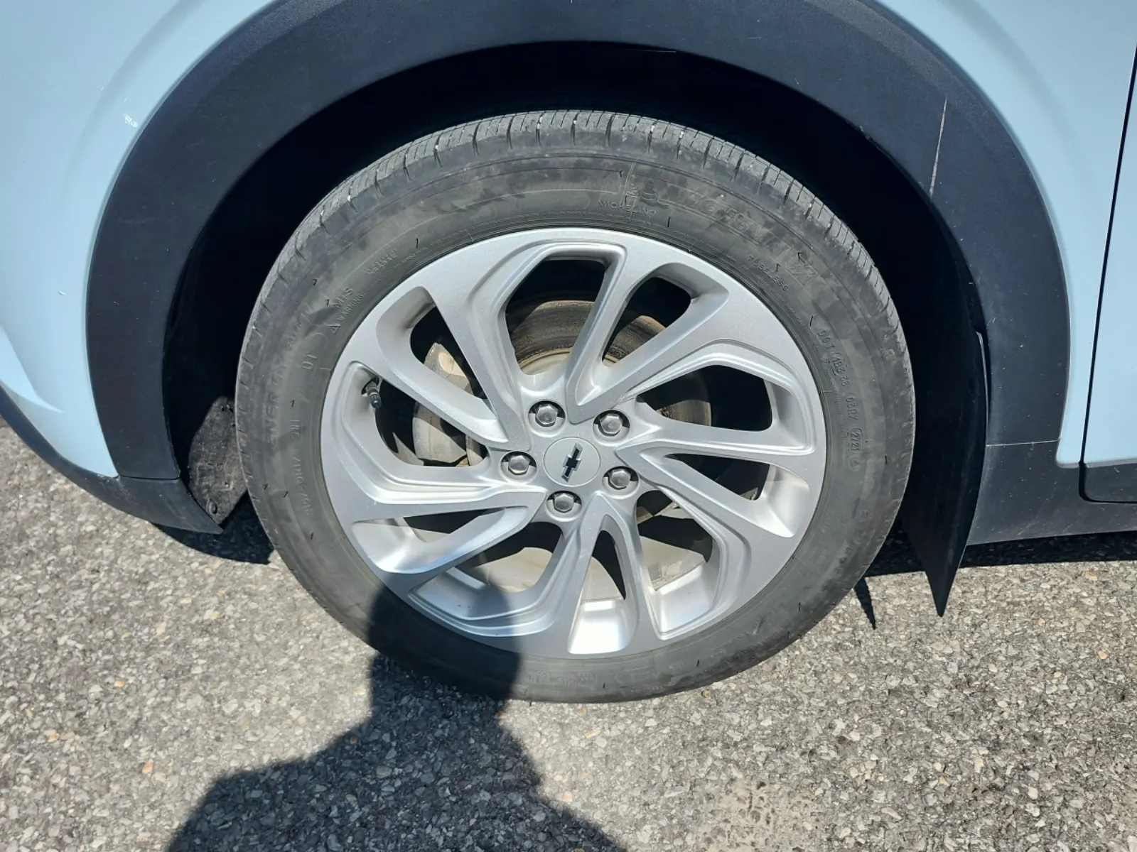 Front driver wheel/tire photo