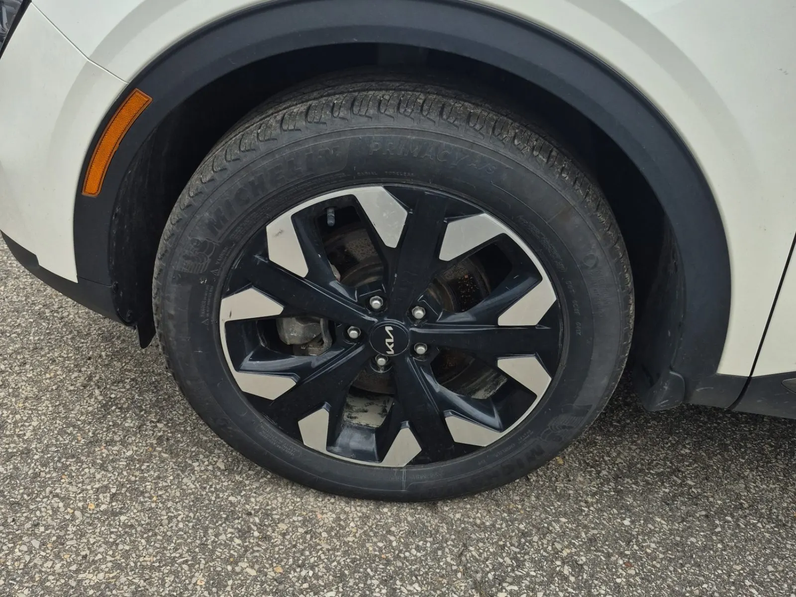 Front driver wheel/tire photo