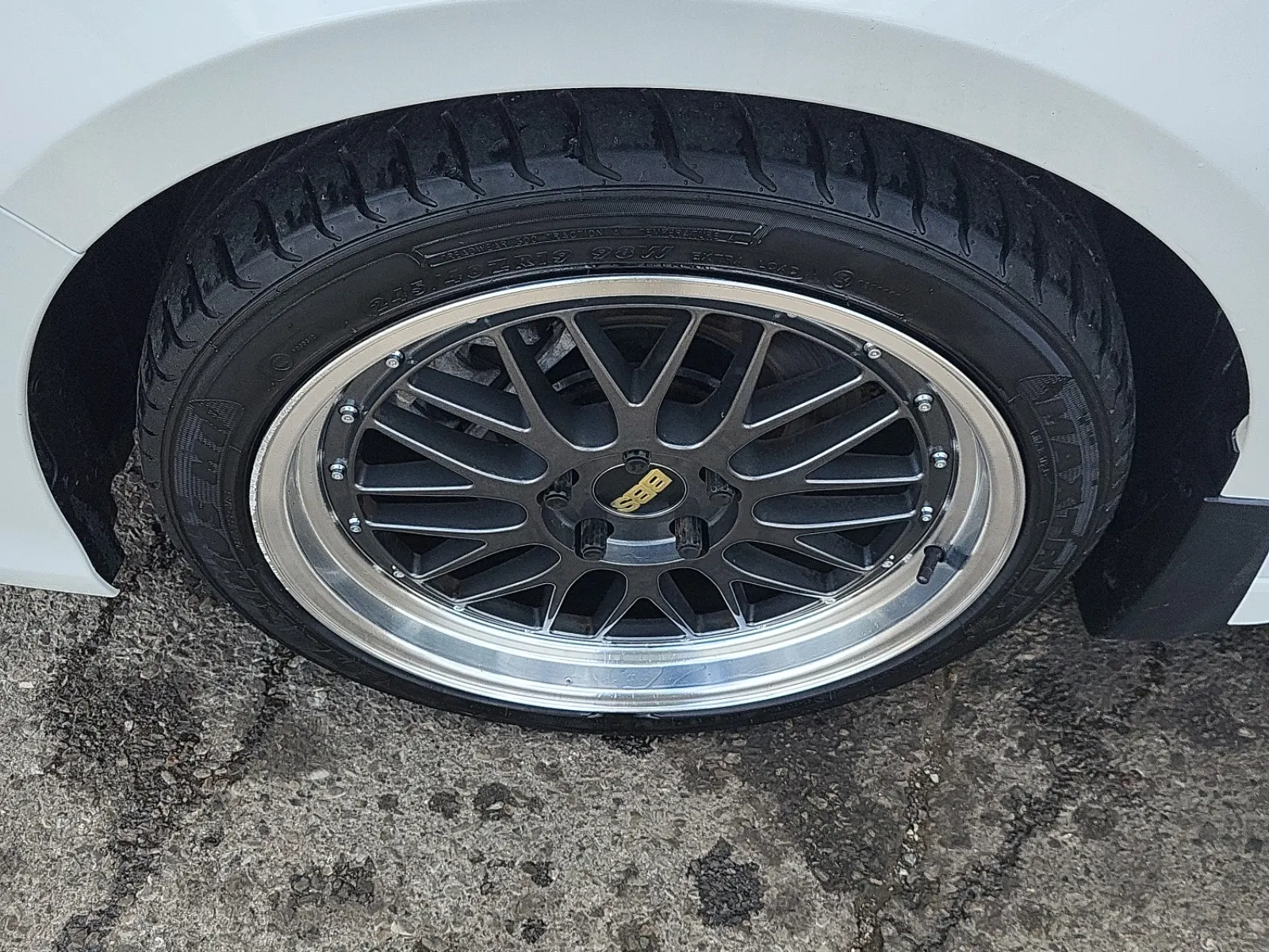 Front driver wheel/tire photo