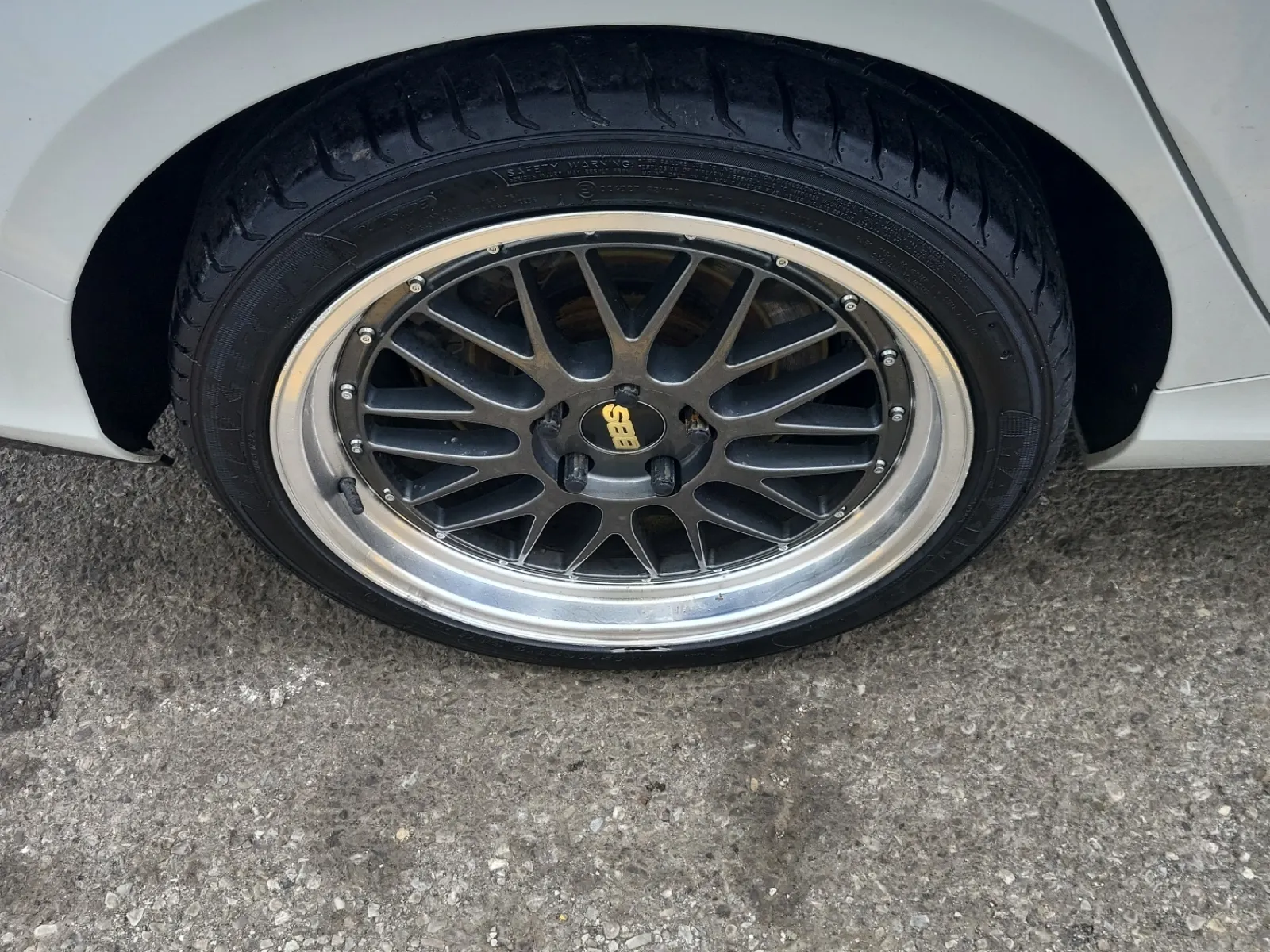 Right Rear Wheel/Tire Photo