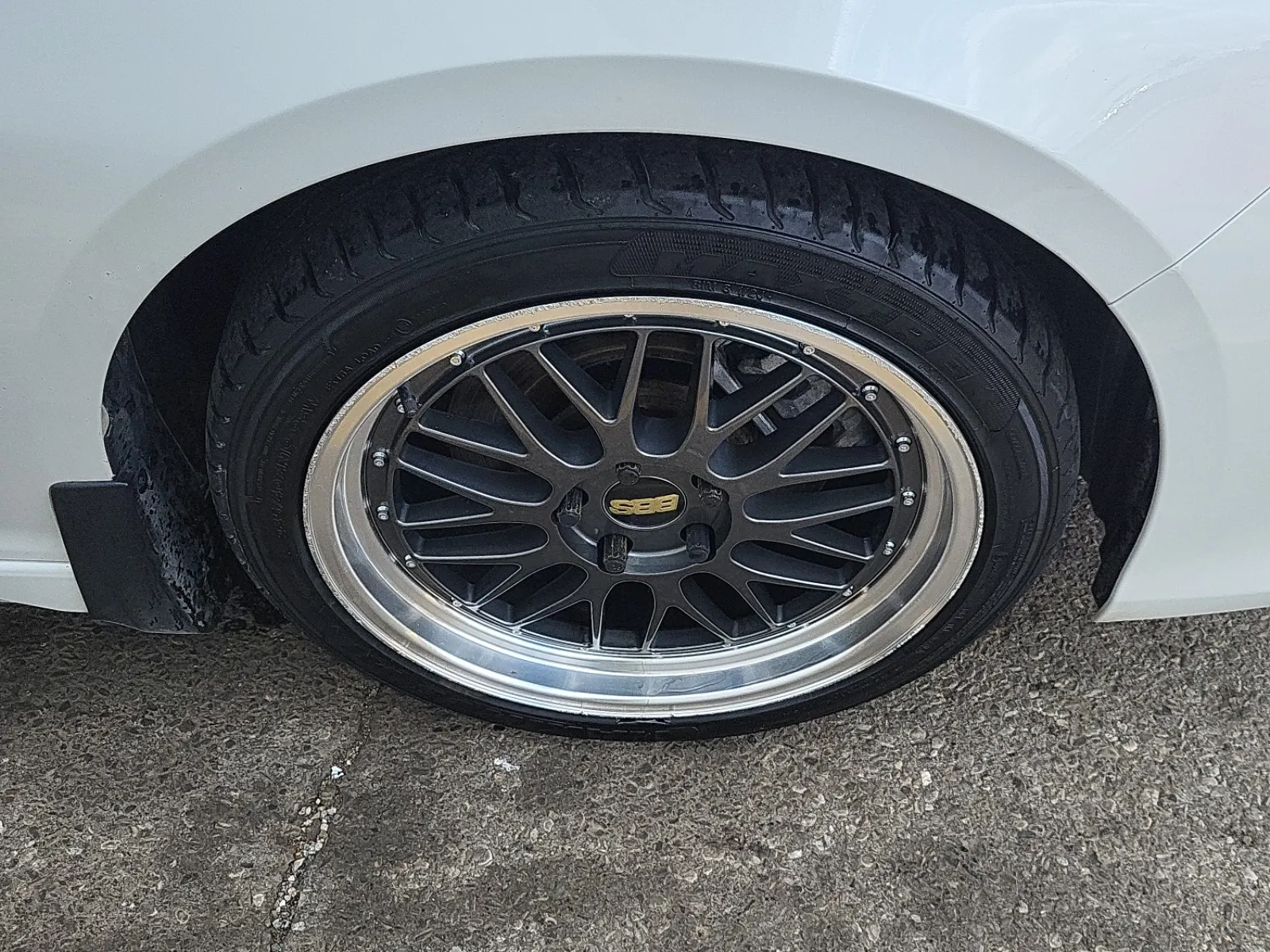 Right Front Wheel/Tire Photo