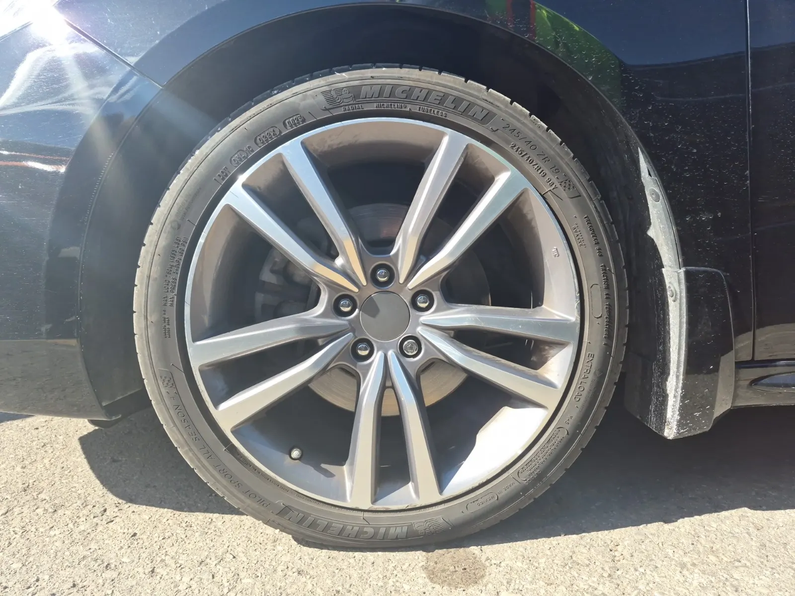 Front driver wheel/tire photo