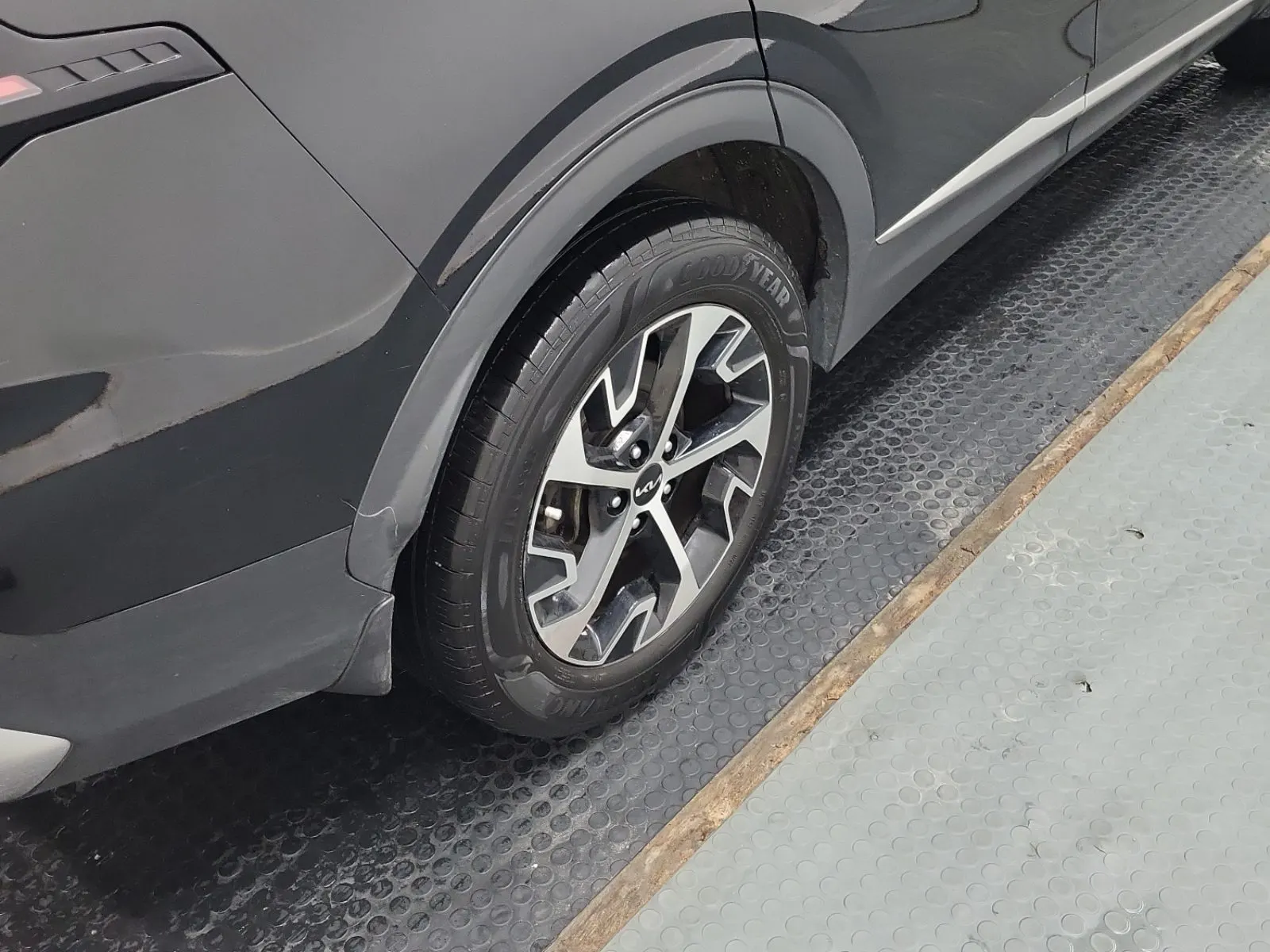 Right Rear Wheel/Tire Photo