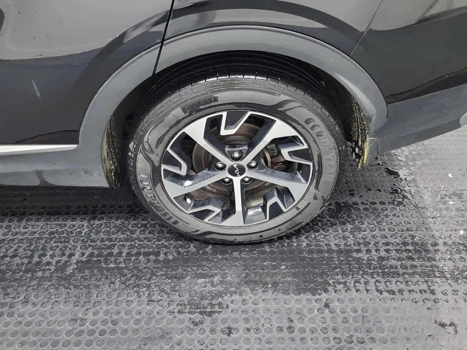 Left Rear Wheel/Tire Photo