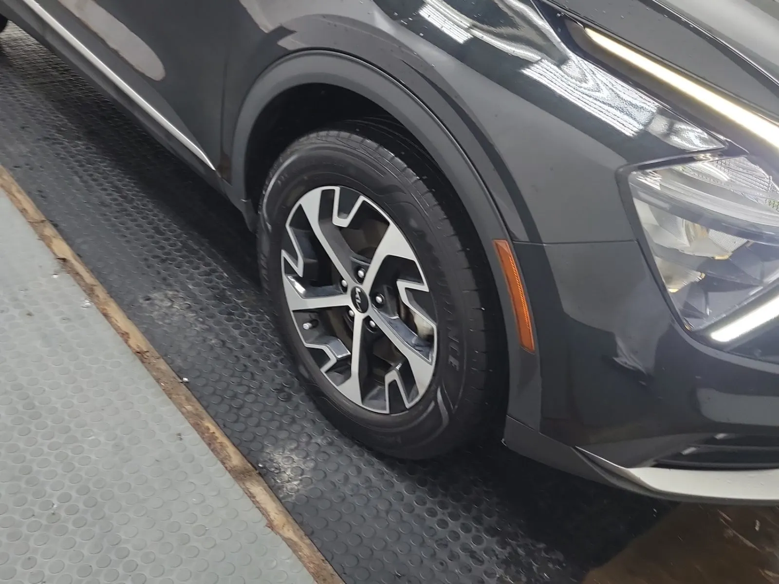 Right Front Wheel/Tire Photo